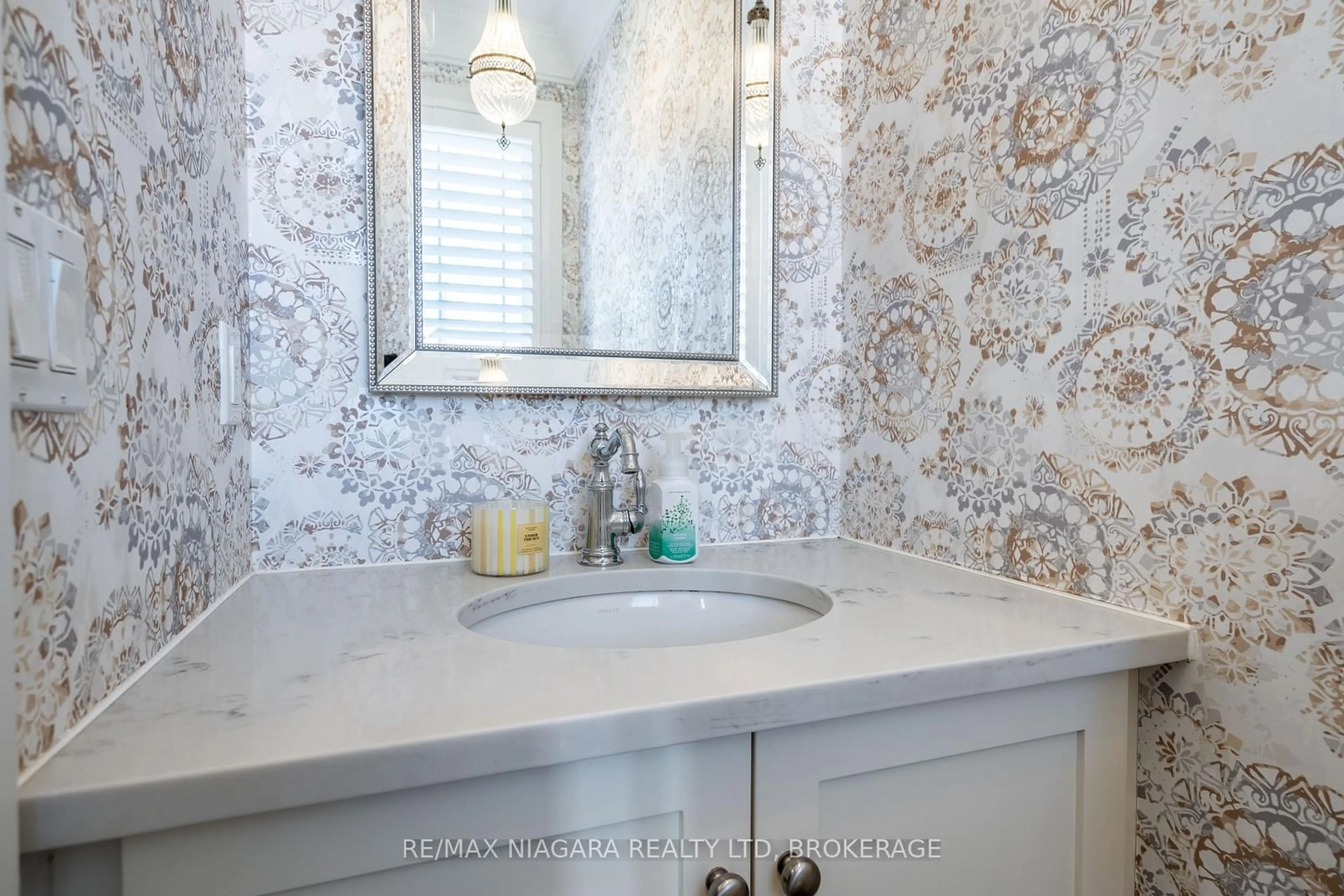 Contemporary bathroom, ceramic/tile floor for 270 Main St #16, Grimsby Ontario L3M 0B3