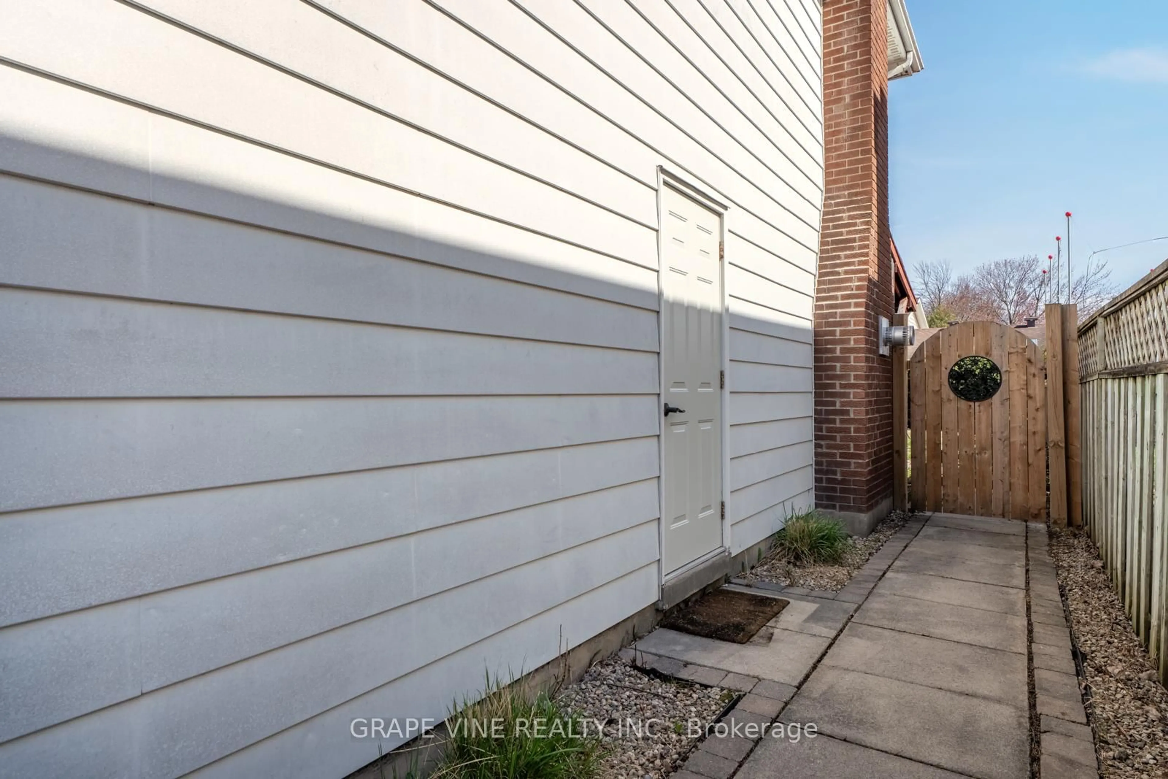 Unknown for 105 Westpark Dr, Gloucester Ontario K1B 3G4