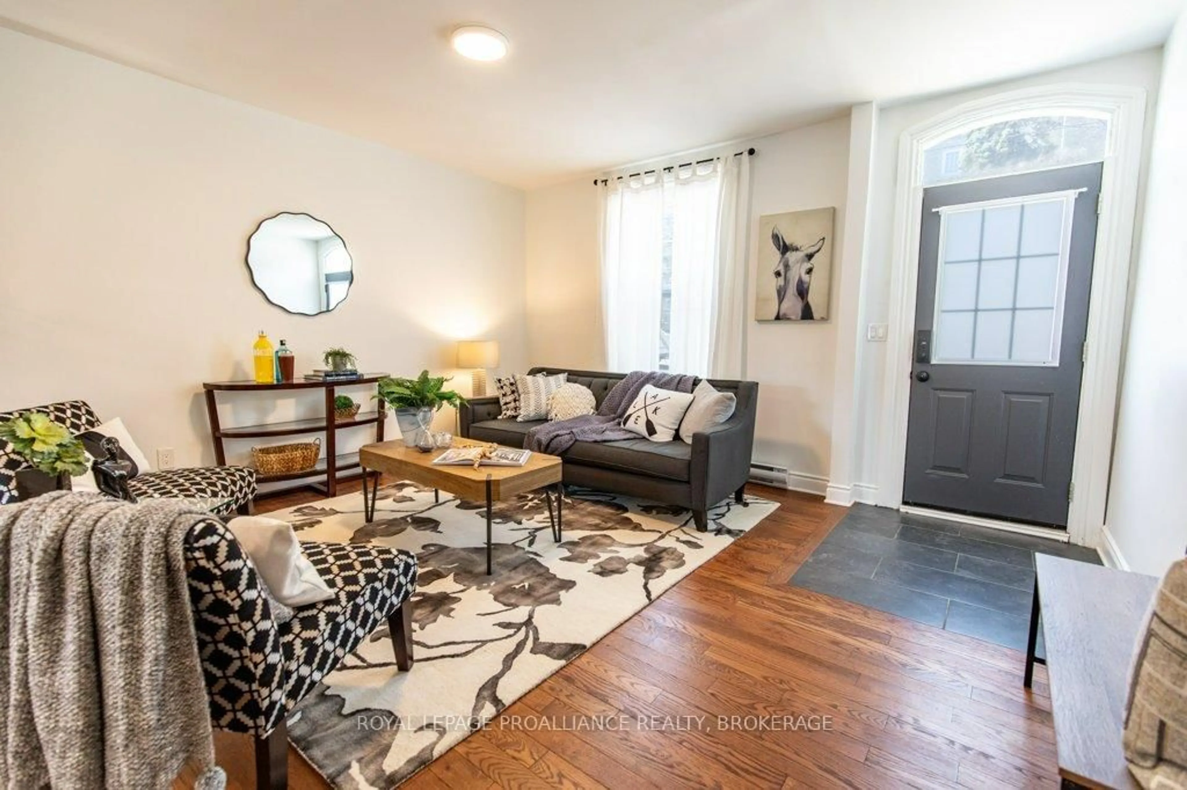 Living room with furniture, wood/laminate floor for 119 Montreal St, Kingston Ontario K7K 3E9