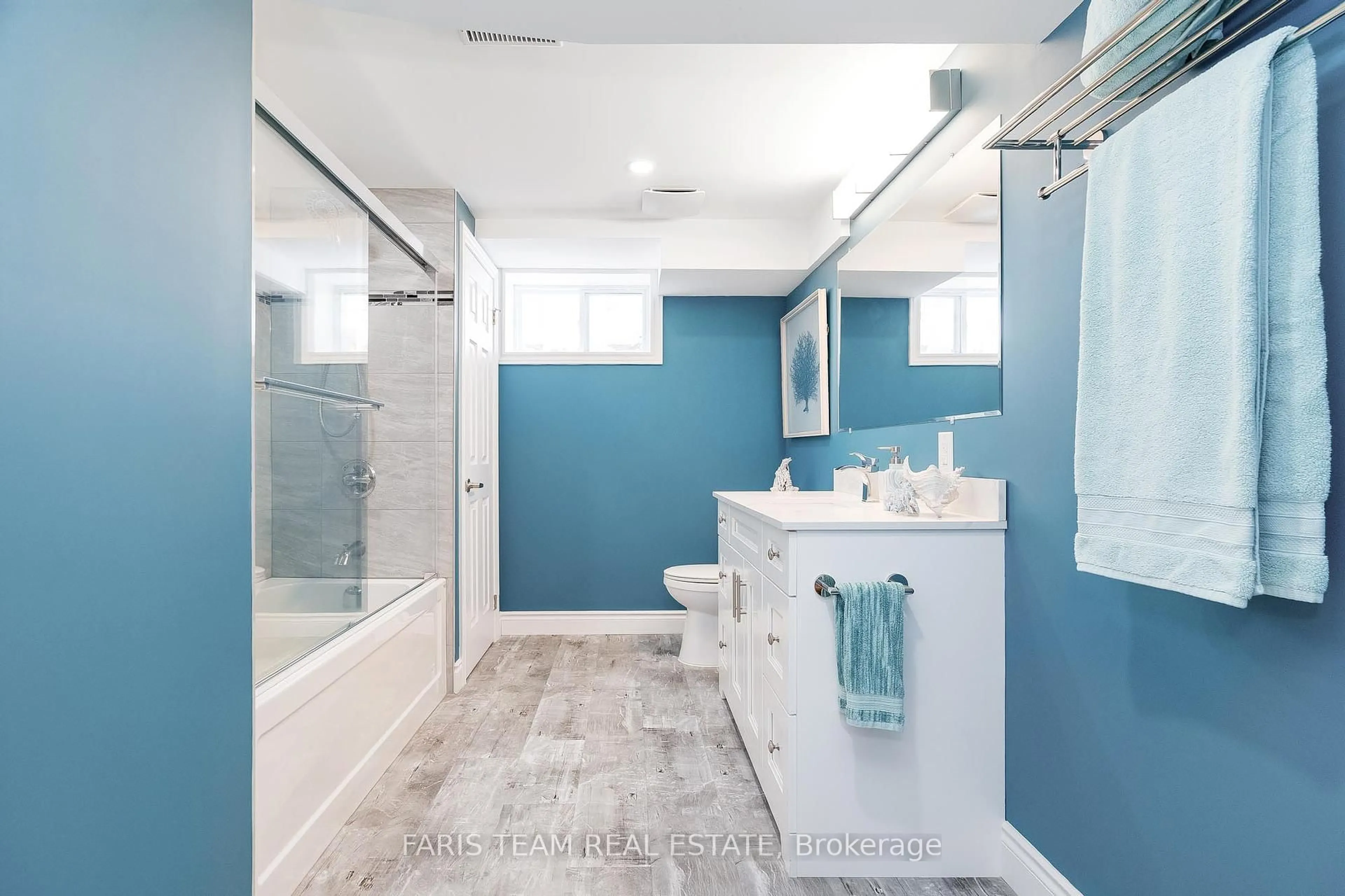Contemporary bathroom, ceramic/tile floor for 145 Pineridge Gate, Gravenhurst Ontario P1P 1Z1