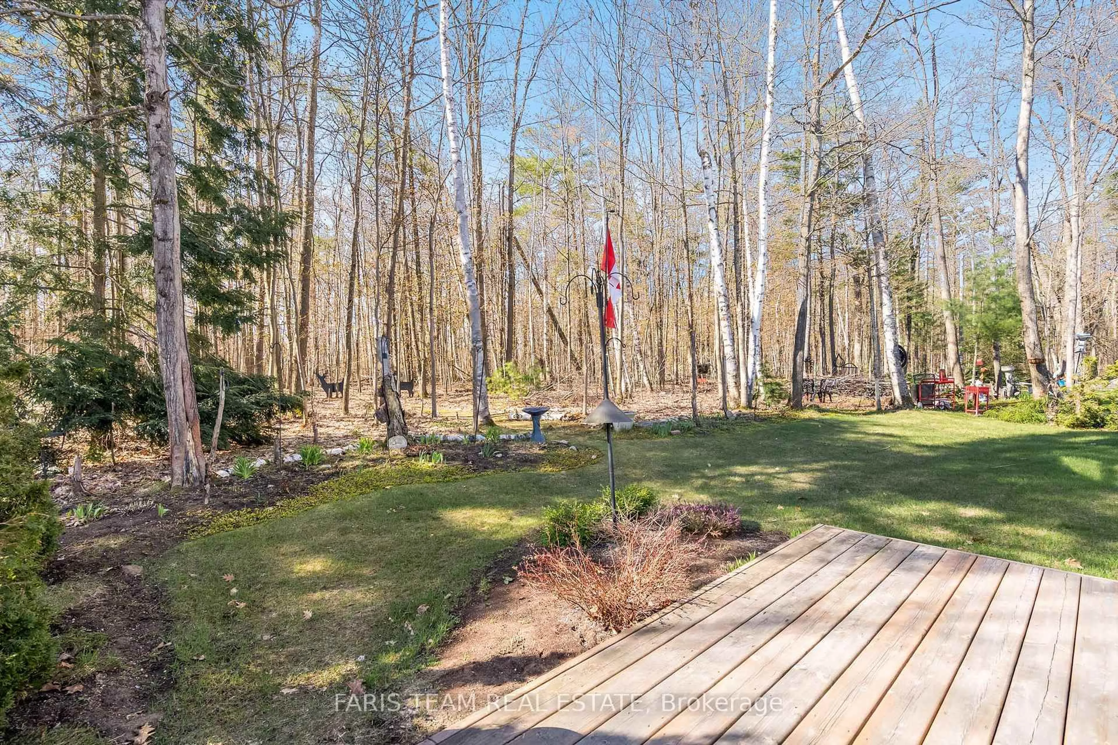 Patio, forest/trees view for 145 Pineridge Gate, Gravenhurst Ontario P1P 1Z1