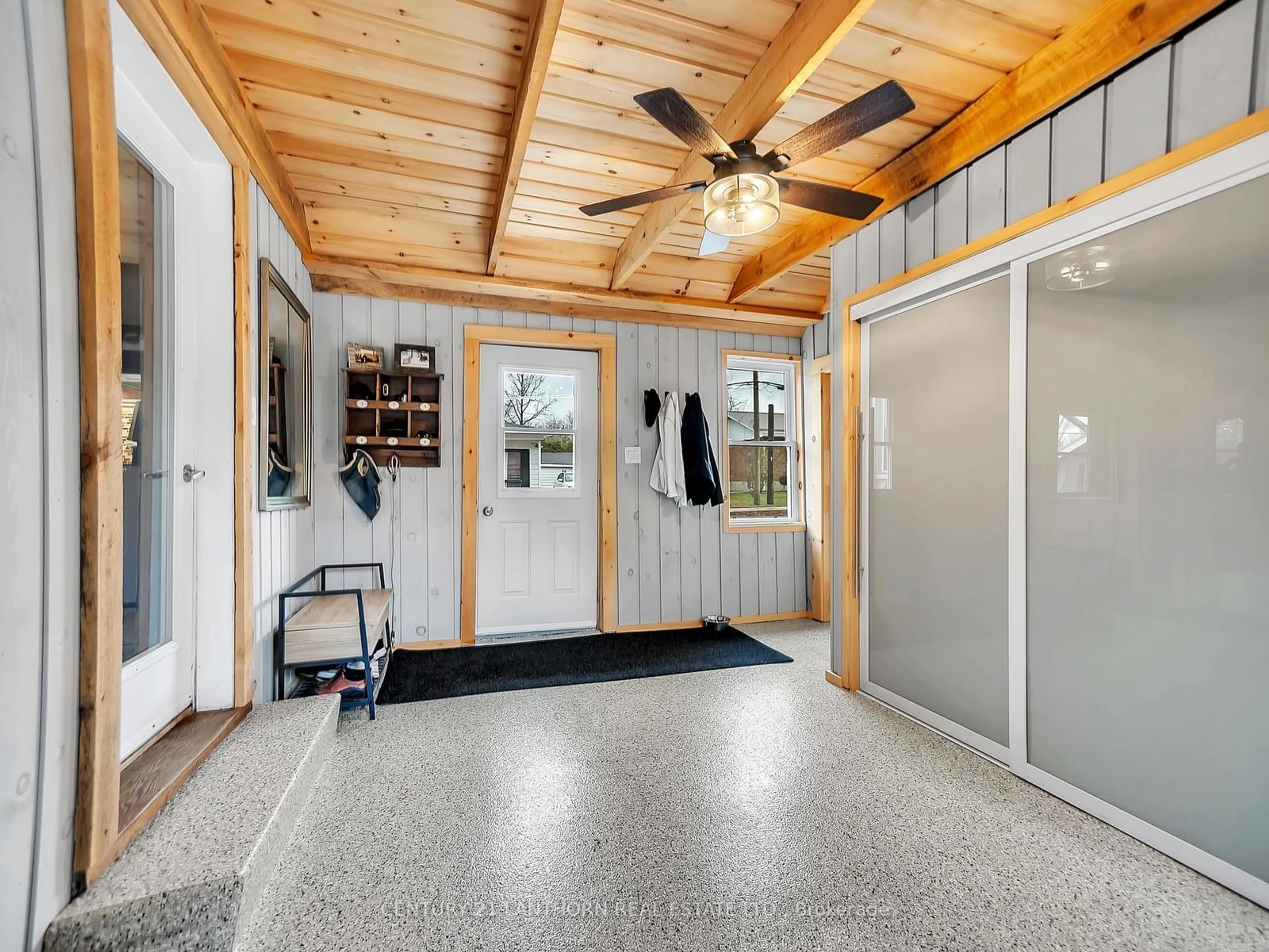 Indoor entryway for 82 Forsyth St, Limoges Ontario K0K 2M0