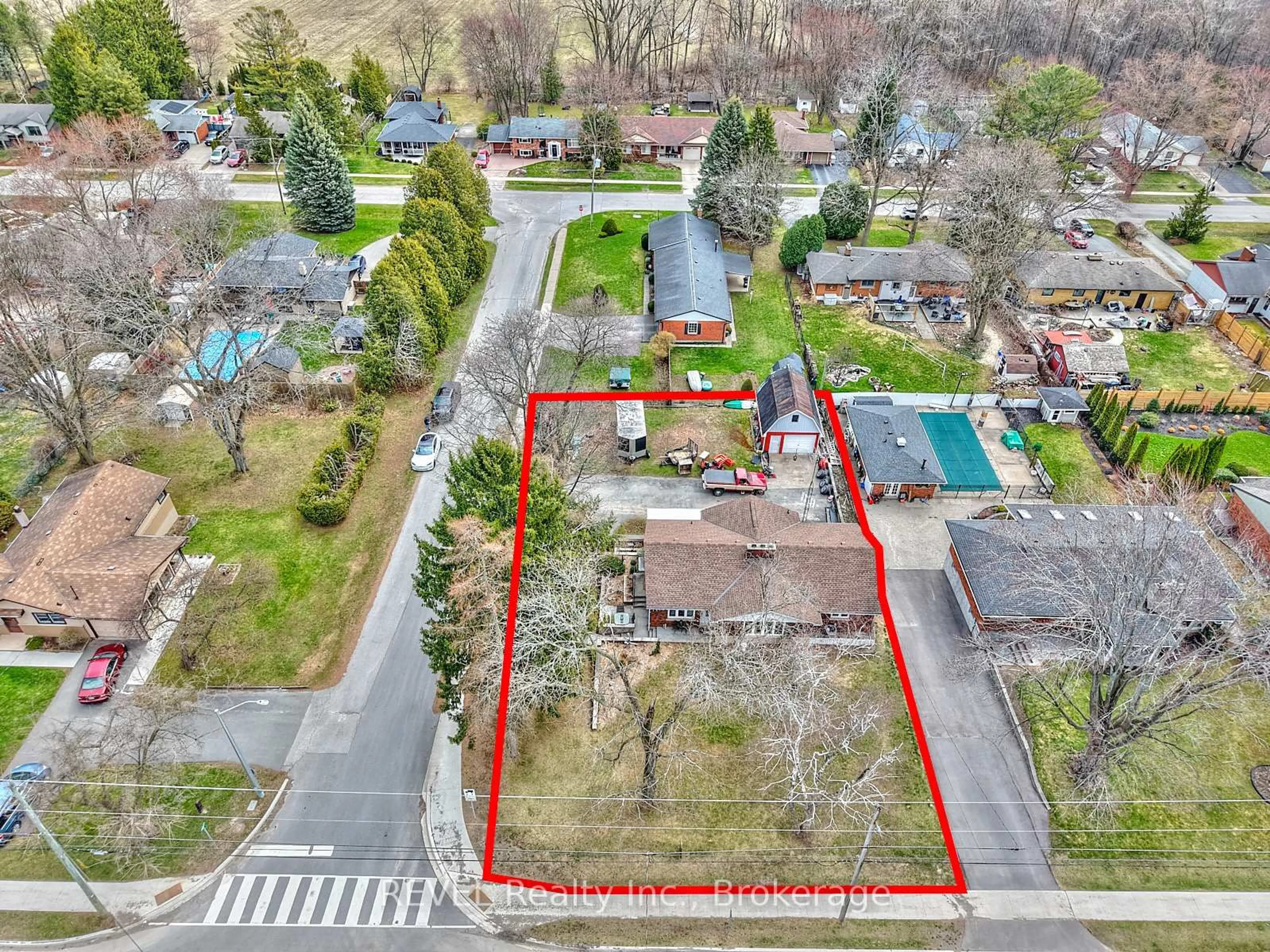 A pic from outside/outdoor area/front of a property/back of a property/a pic from drone, street for 1317 Pelham St, Pelham Ontario L0S 1E0