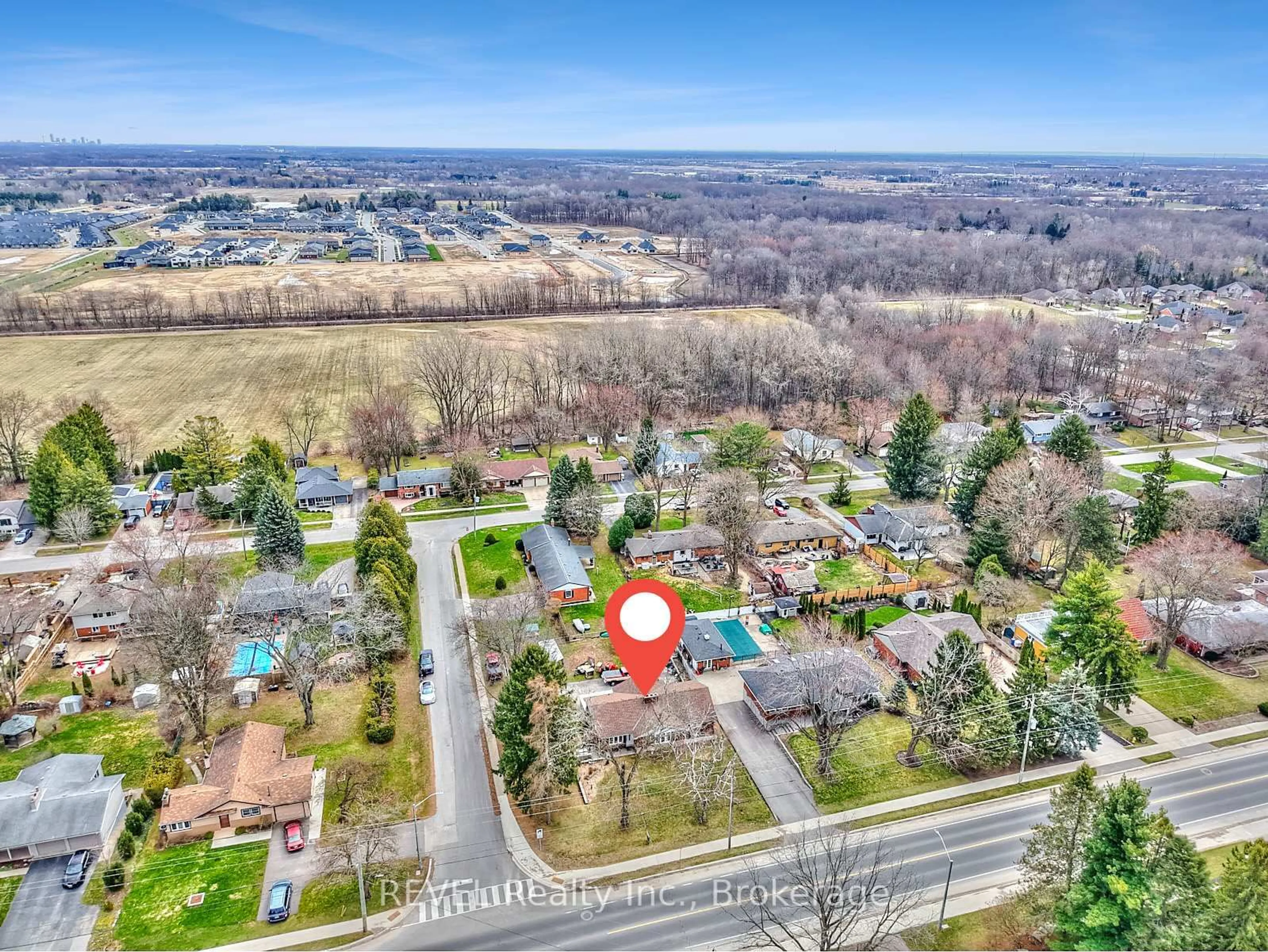 A pic from outside/outdoor area/front of a property/back of a property/a pic from drone, unknown for 1317 Pelham St, Pelham Ontario L0S 1E0