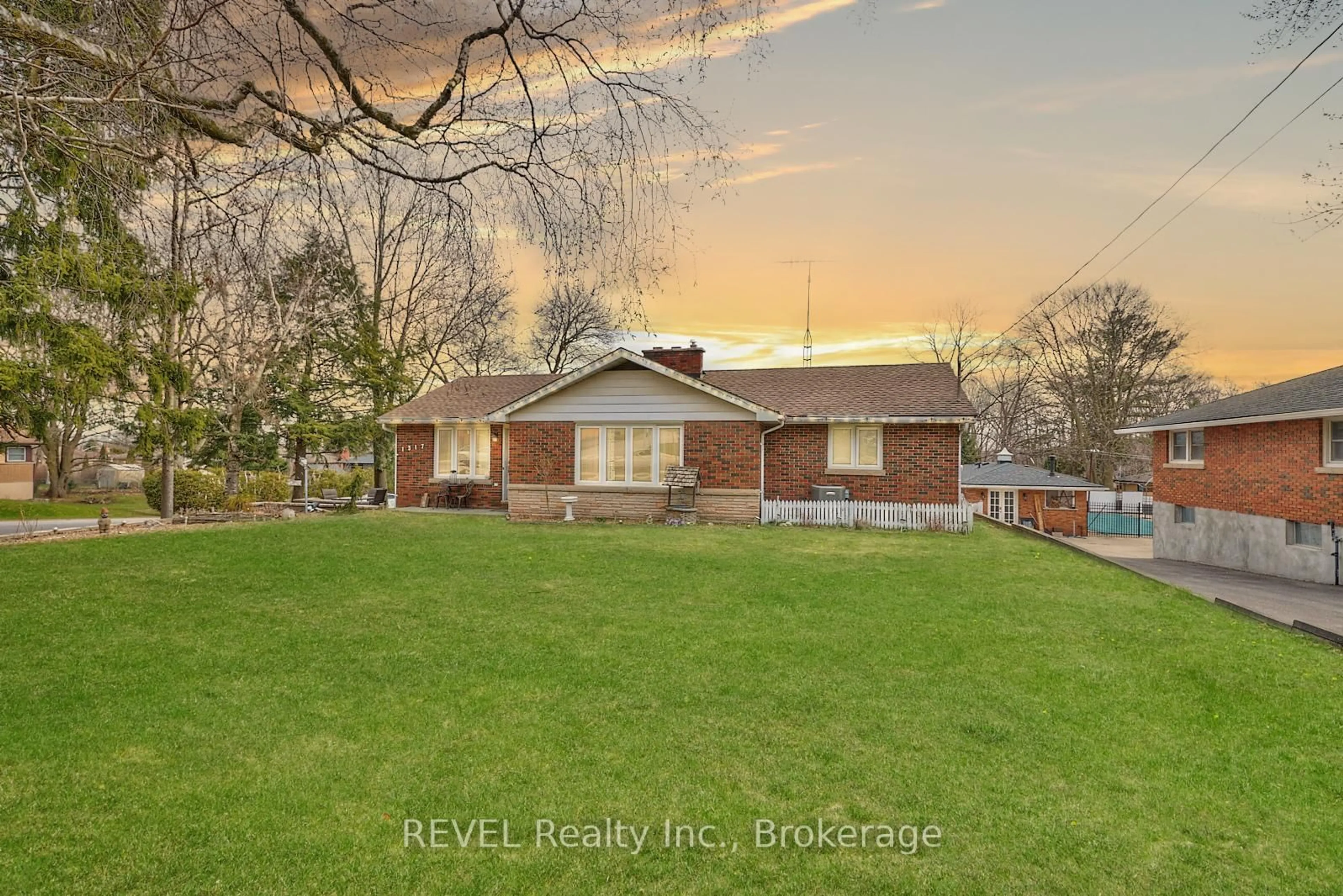 A pic from outside/outdoor area/front of a property/back of a property/a pic from drone, street for 1317 Pelham St, Pelham Ontario L0S 1E0