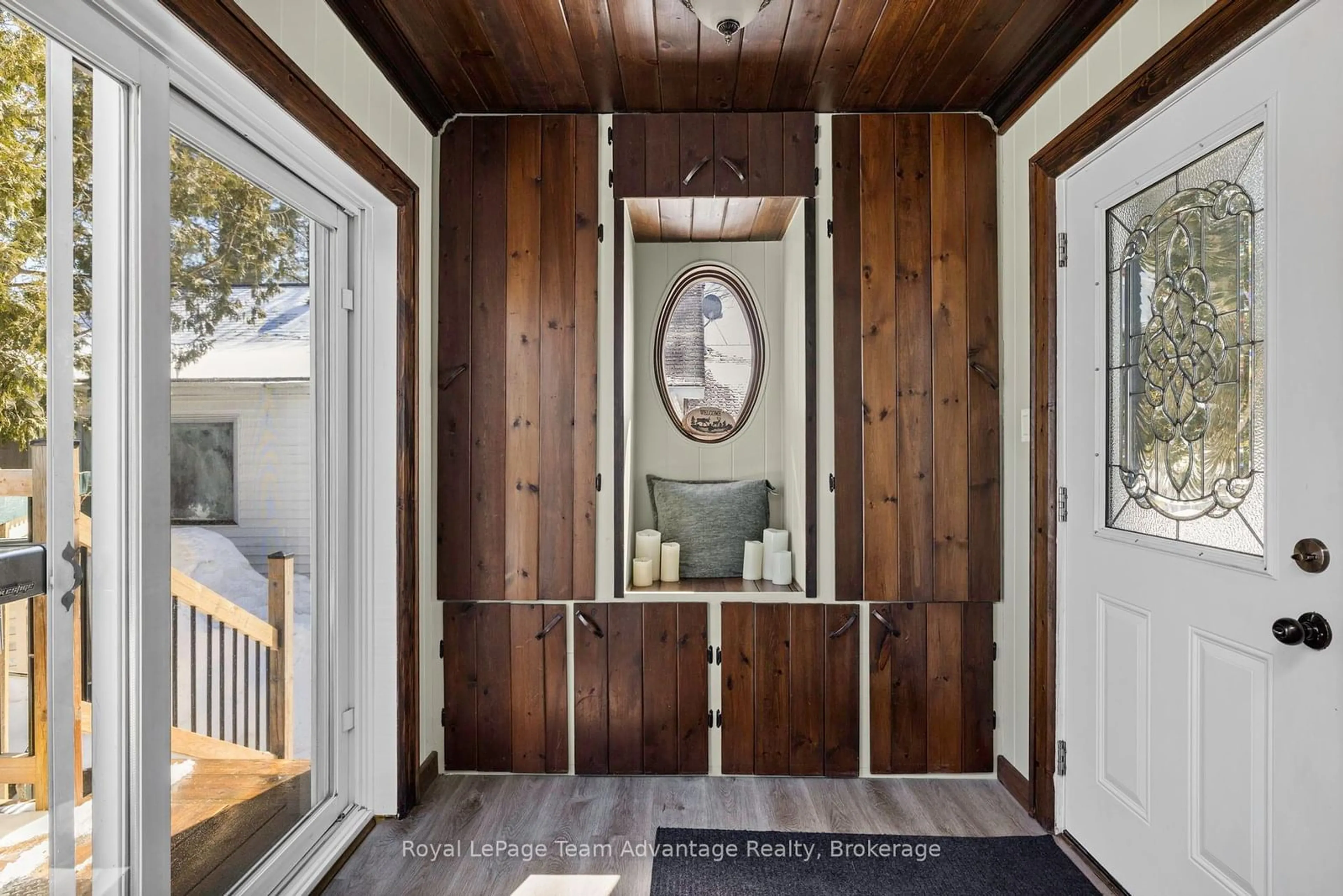 Indoor entryway for 296 High St, Georgian Bay Ontario P0C 1H0