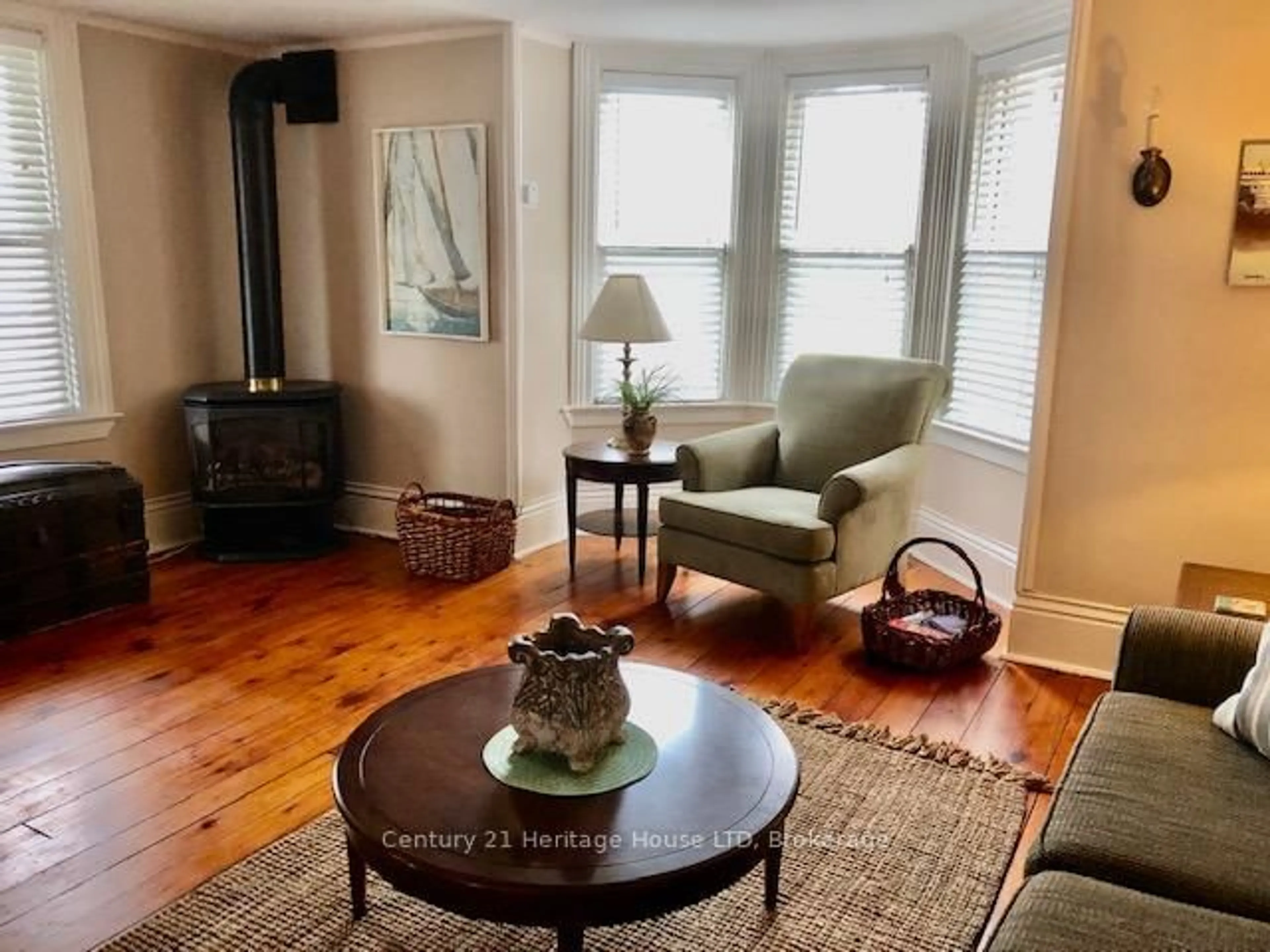 Living room with furniture, wood/laminate floor for 62 WEST St, Port Colborne Ontario L3K 4C8