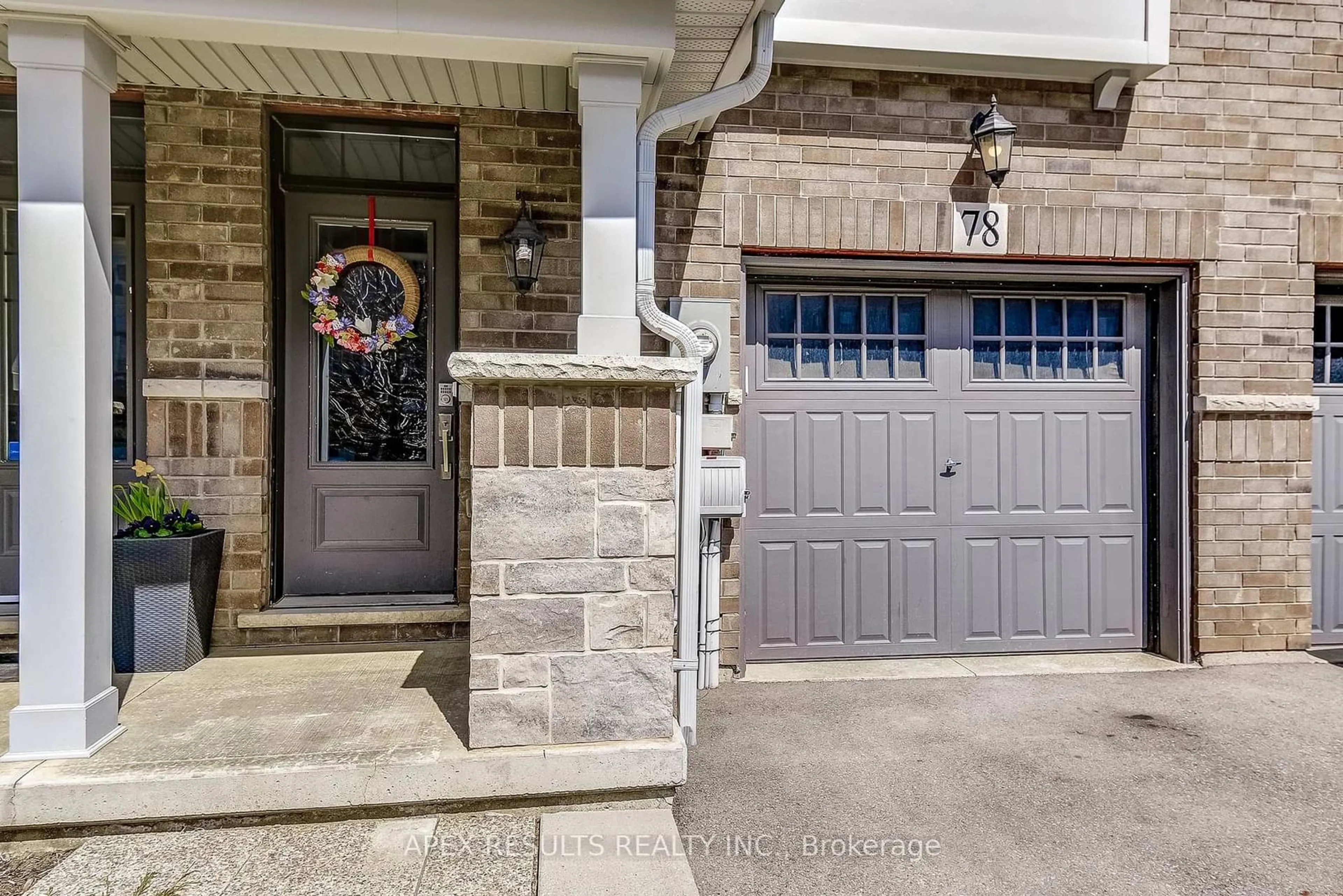 Indoor entryway for 78 Esplanade Lane, Grimsby Ontario L3M 0H2