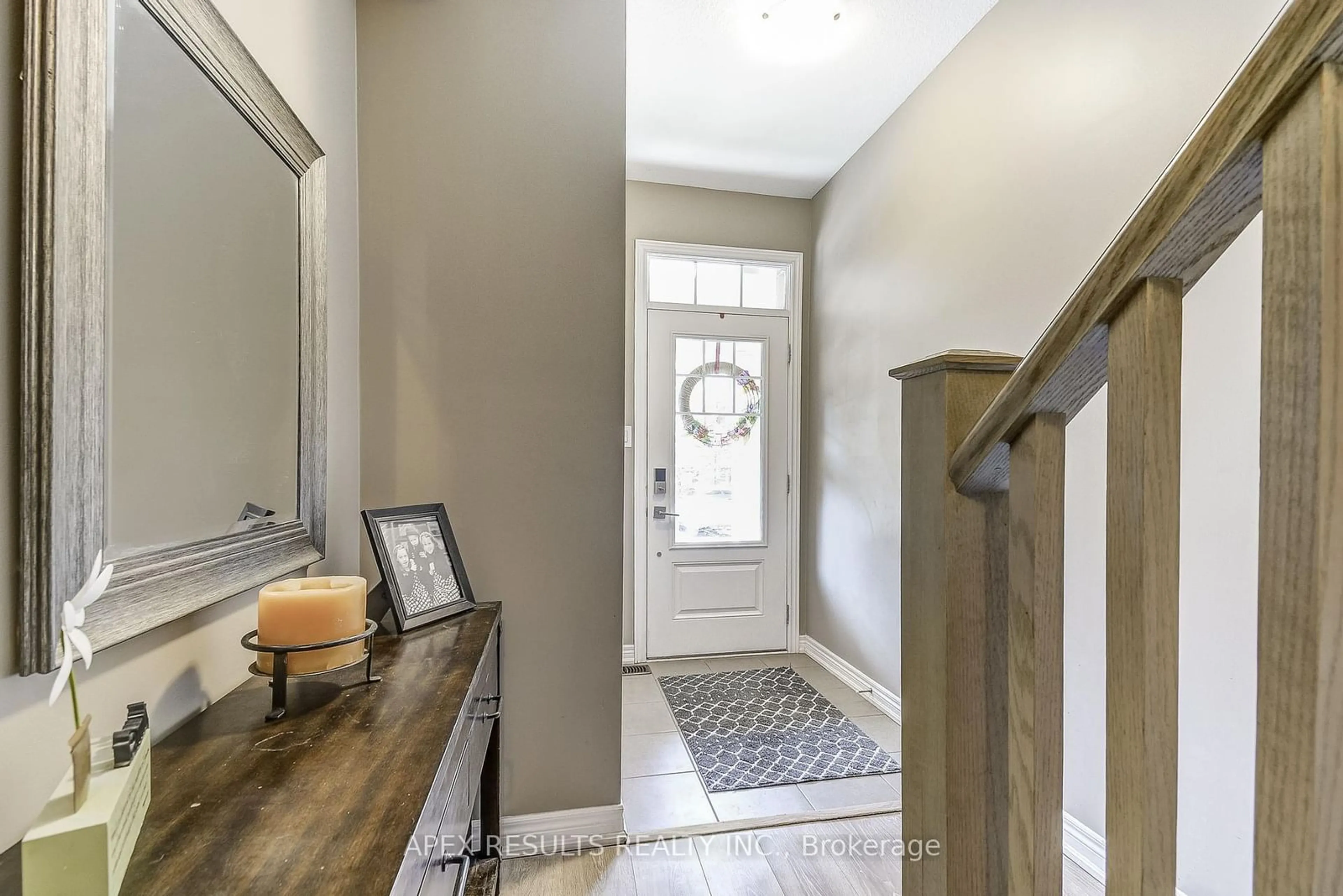 Indoor entryway for 78 Esplanade Lane, Grimsby Ontario L3M 0H2