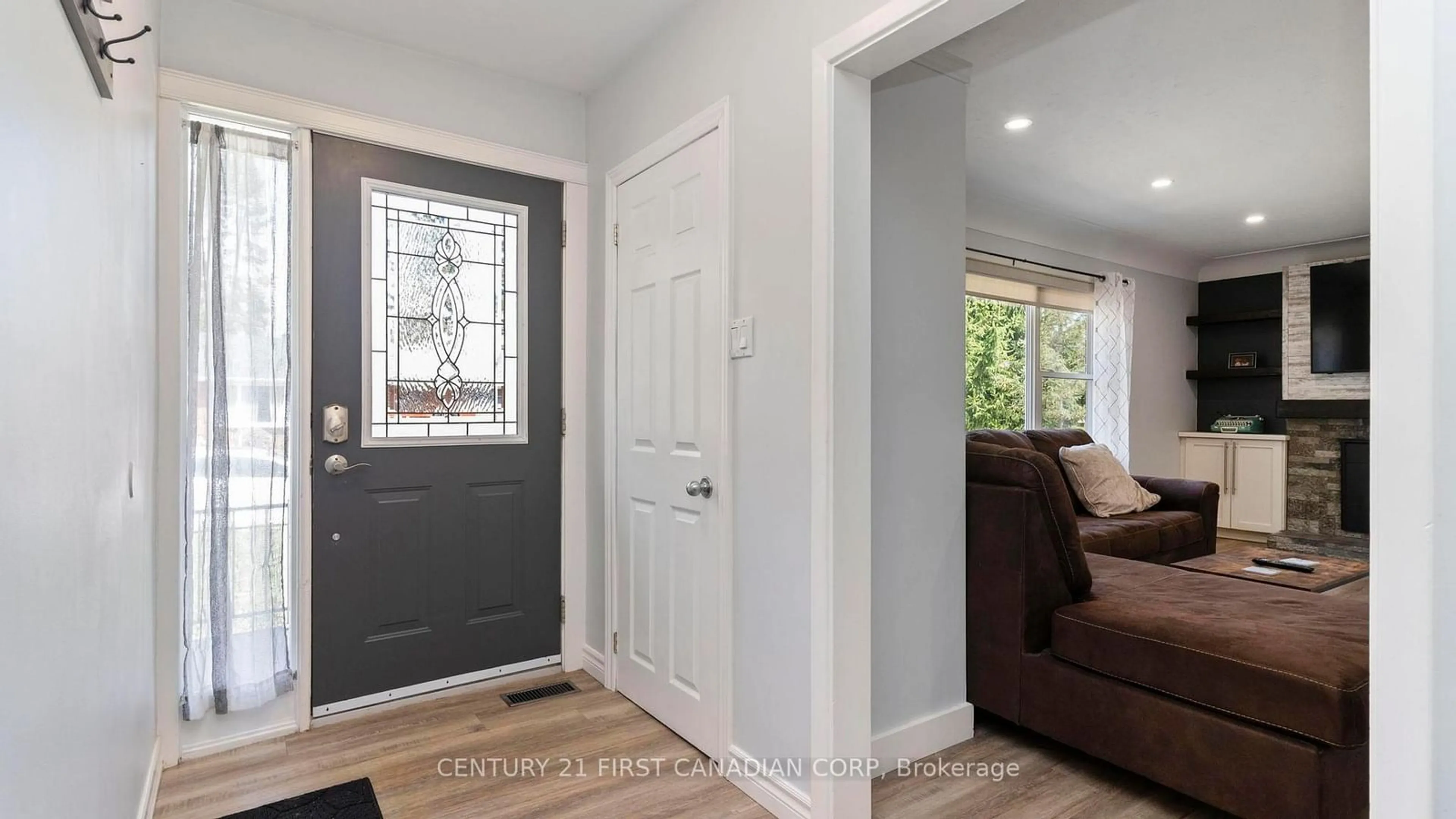 Indoor entryway for 7 Cedar St, St. Thomas Ontario N5R 1M4