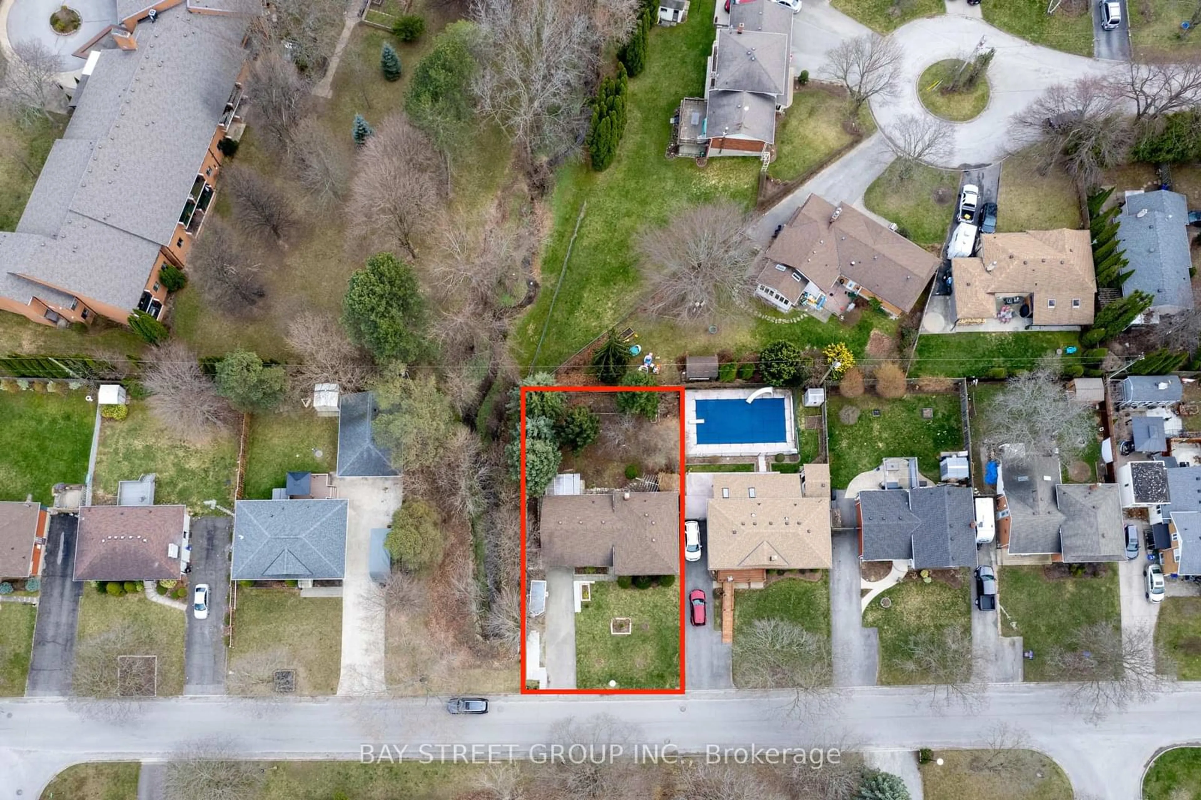 A pic from outside/outdoor area/front of a property/back of a property/a pic from drone, street for 36 Trelawne Dr, St. Catharines Ontario L2M 2G8