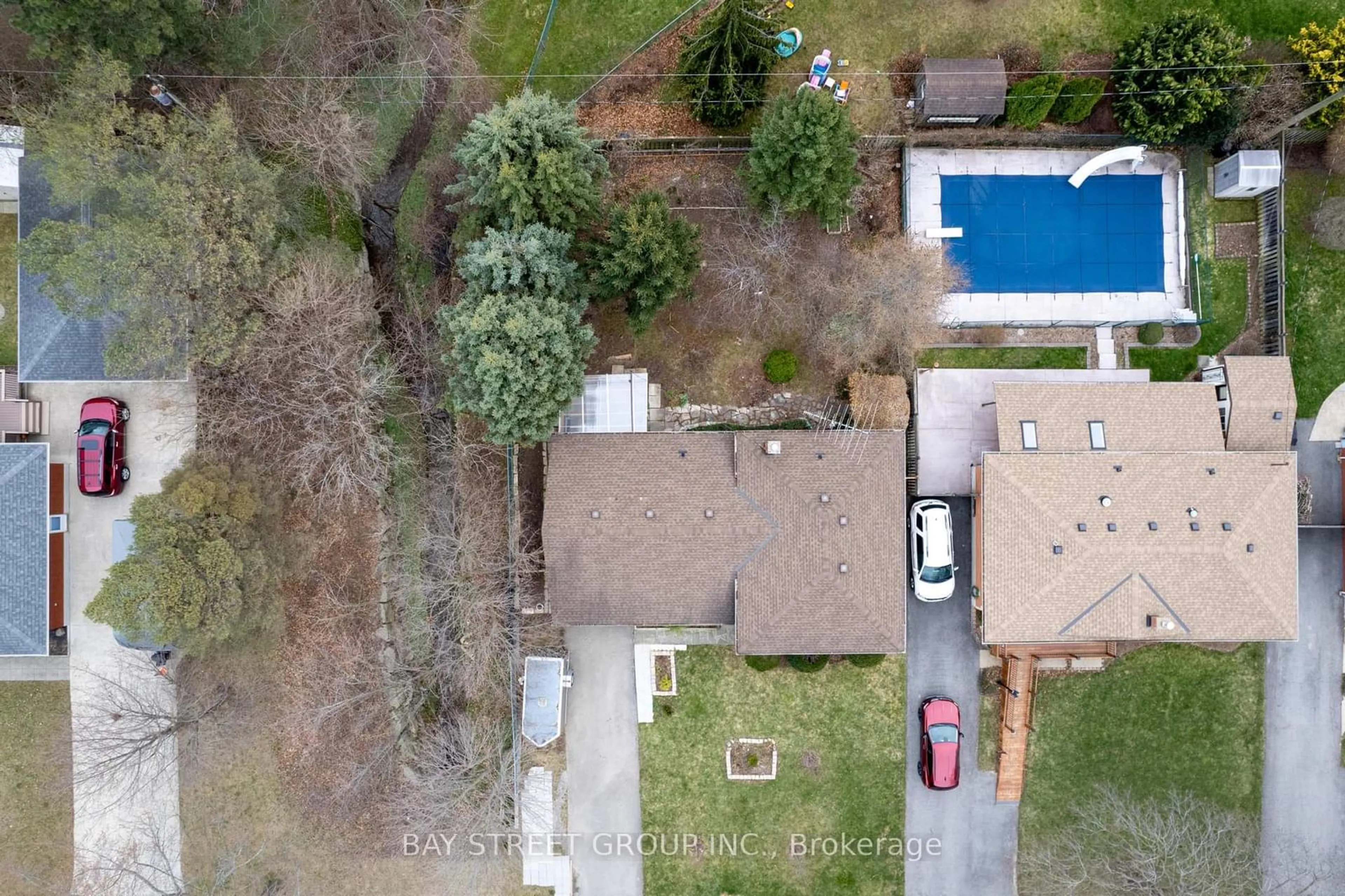 A pic from outside/outdoor area/front of a property/back of a property/a pic from drone, street for 36 Trelawne Dr, St. Catharines Ontario L2M 2G8
