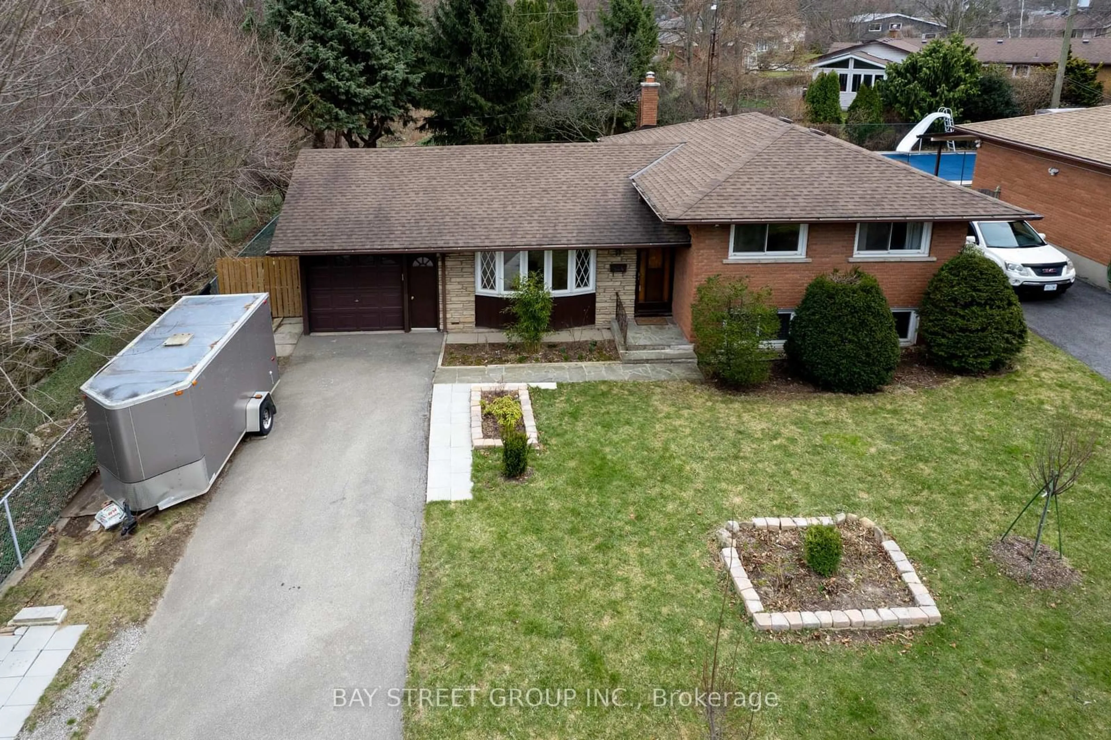 A pic from outside/outdoor area/front of a property/back of a property/a pic from drone, street for 36 Trelawne Dr, St. Catharines Ontario L2M 2G8