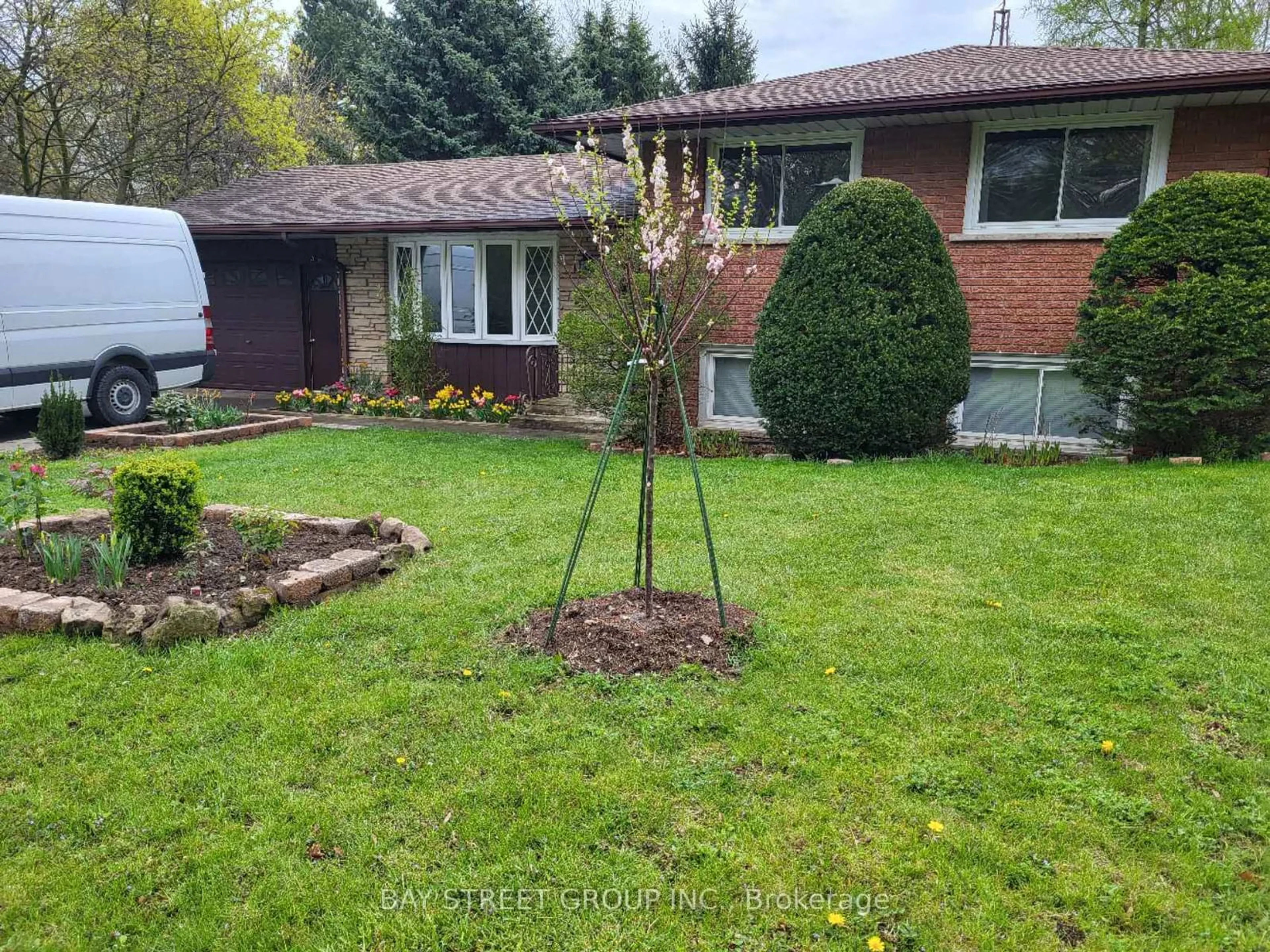 A pic from outside/outdoor area/front of a property/back of a property/a pic from drone, unknown for 36 Trelawne Dr, St. Catharines Ontario L2M 2G8