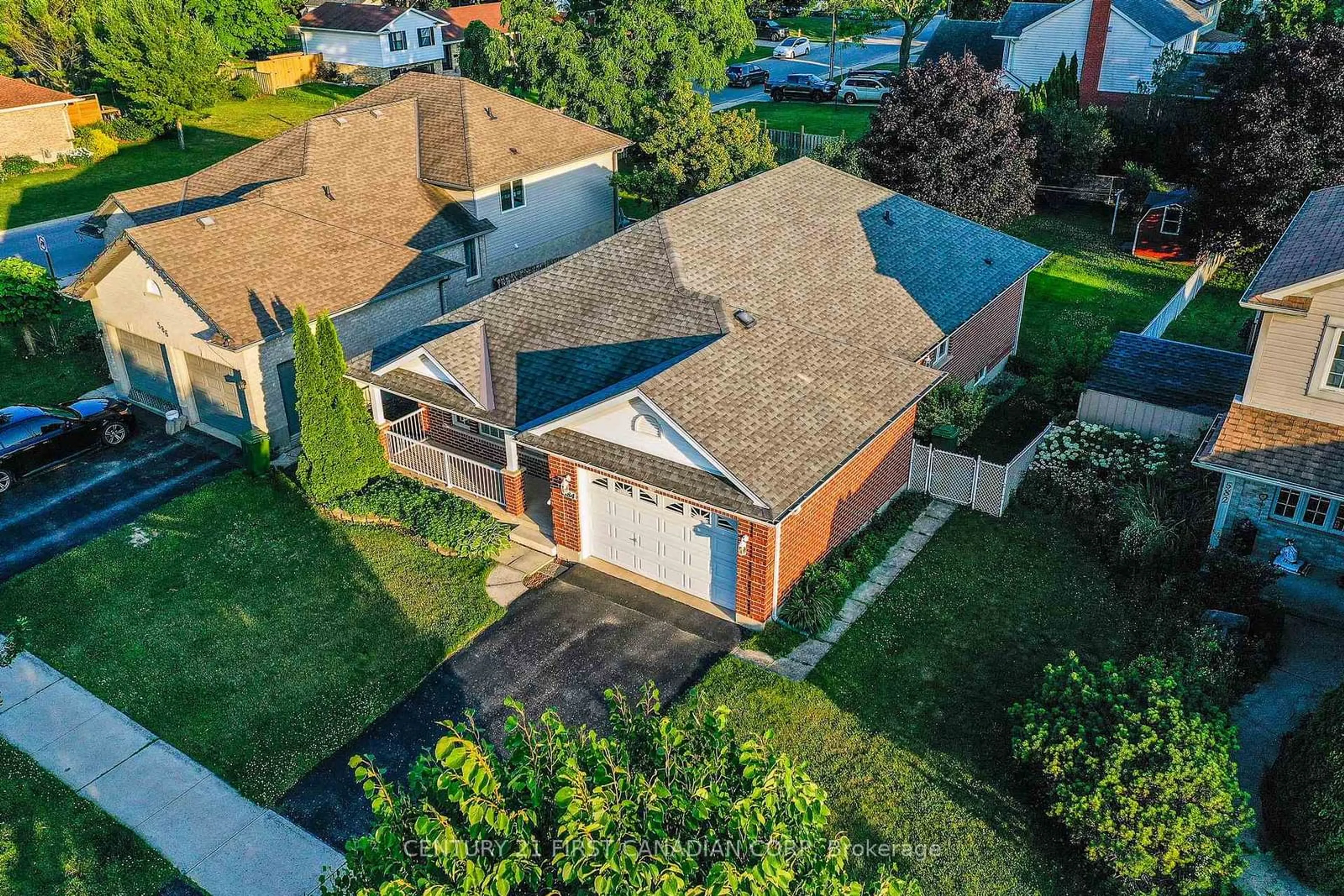 A pic from outside/outdoor area/front of a property/back of a property/a pic from drone, street for 584 Wellington St, St. Thomas Ontario N5R 6E1
