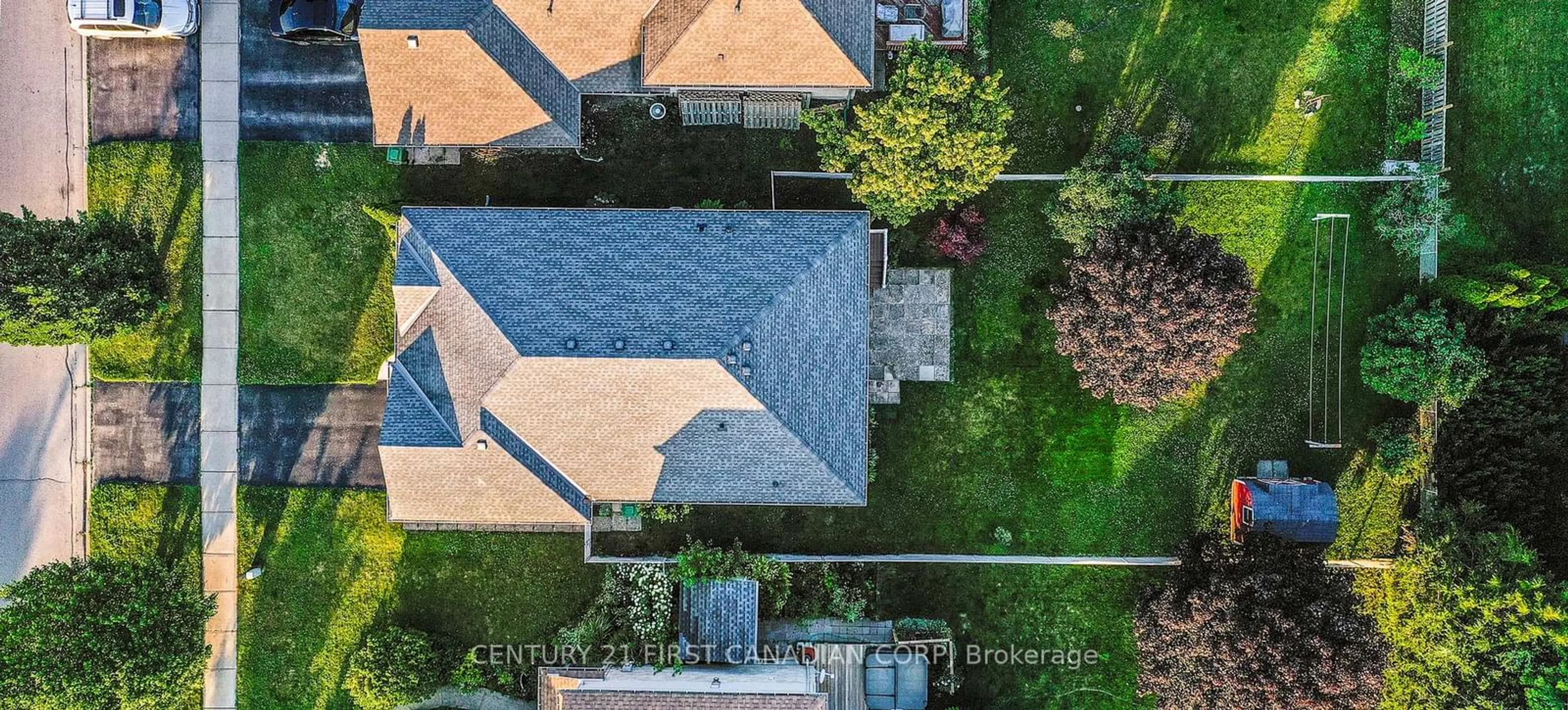 A pic from outside/outdoor area/front of a property/back of a property/a pic from drone, unknown for 584 Wellington St, St. Thomas Ontario N5R 6E1