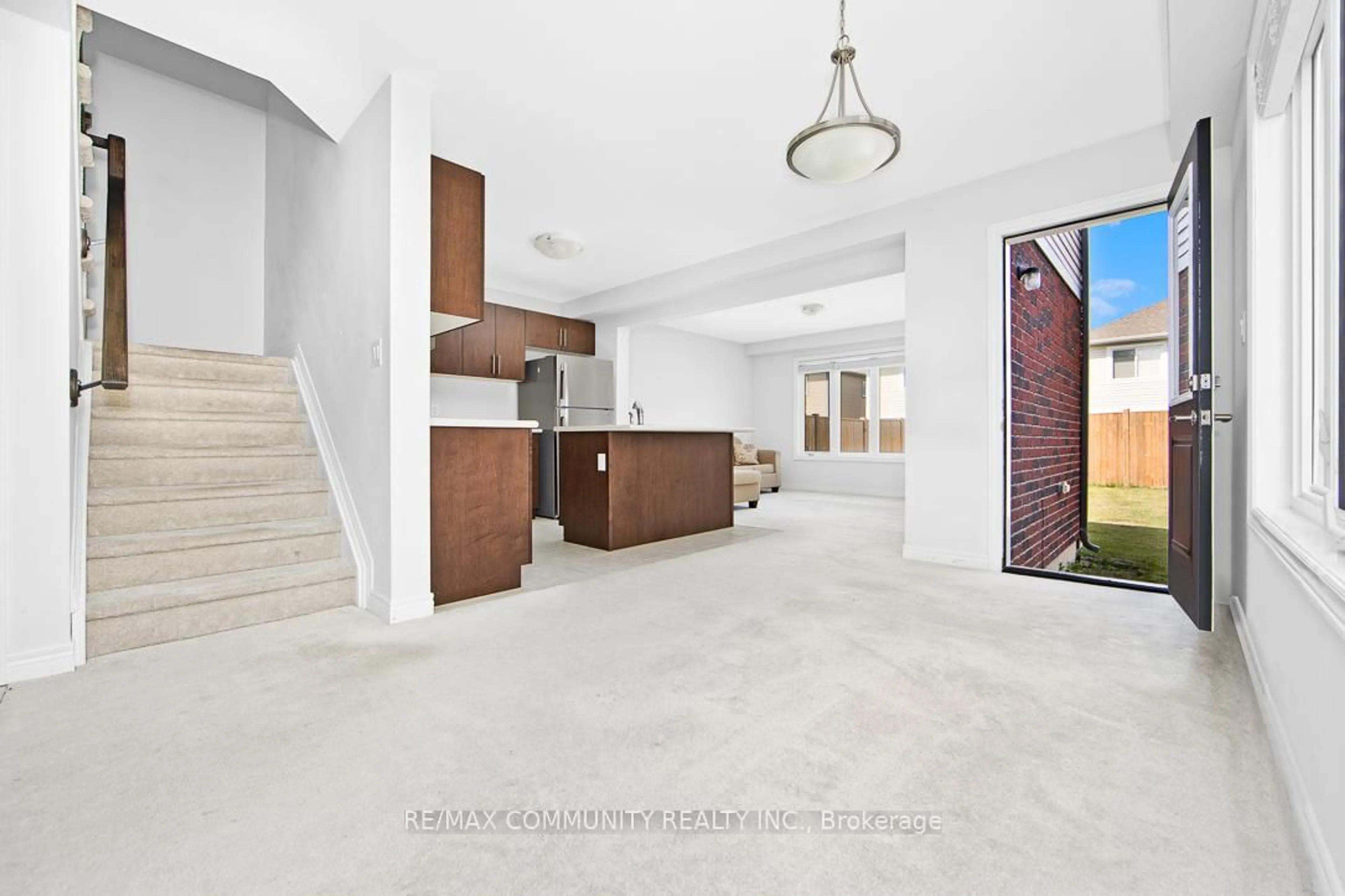 Indoor foyer for 9 Hawthorn Ave, Thorold Ontario L2V 0H9