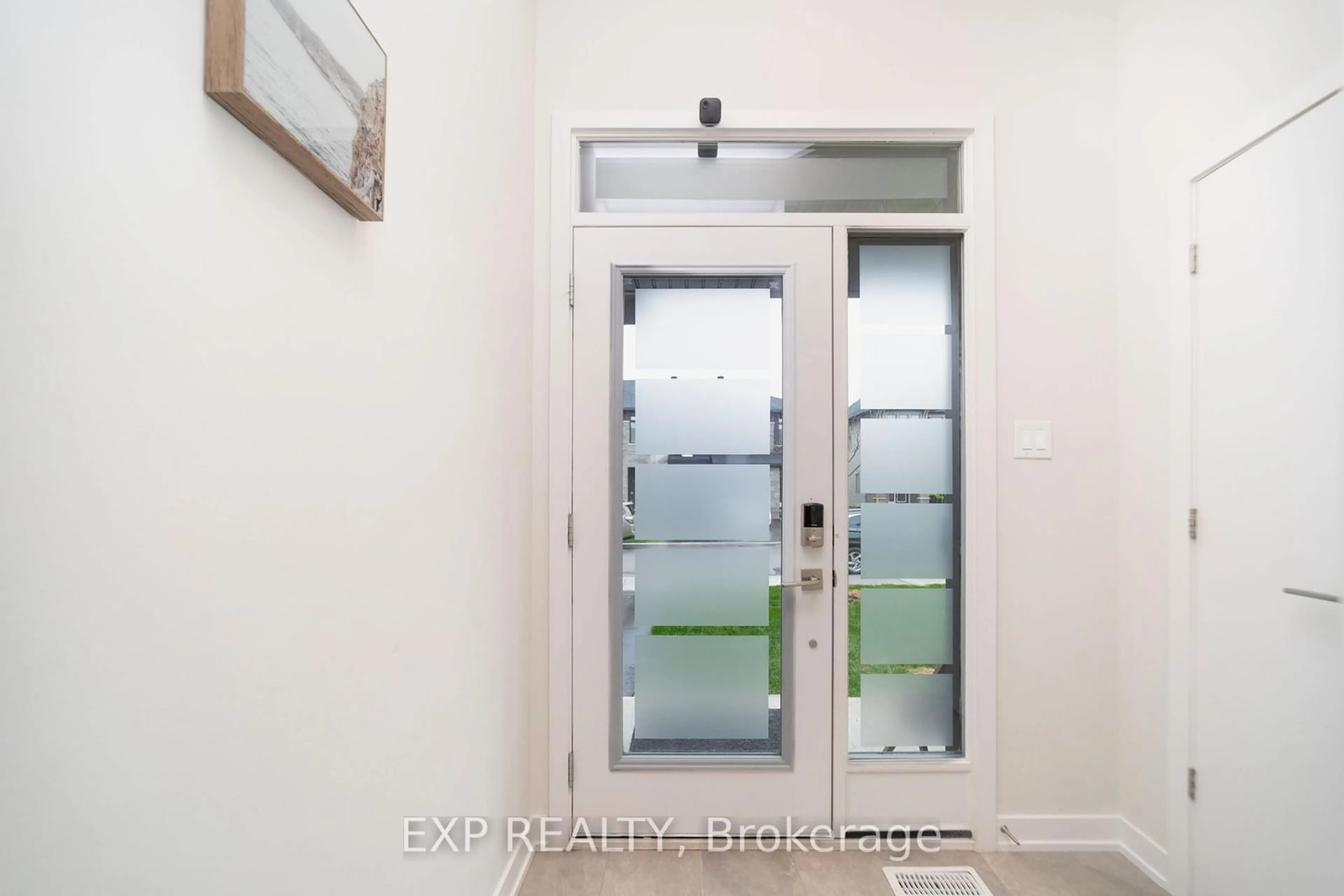 Indoor entryway for 230 FINSBURY Ave, Ottawa Ontario K2S 2Y2