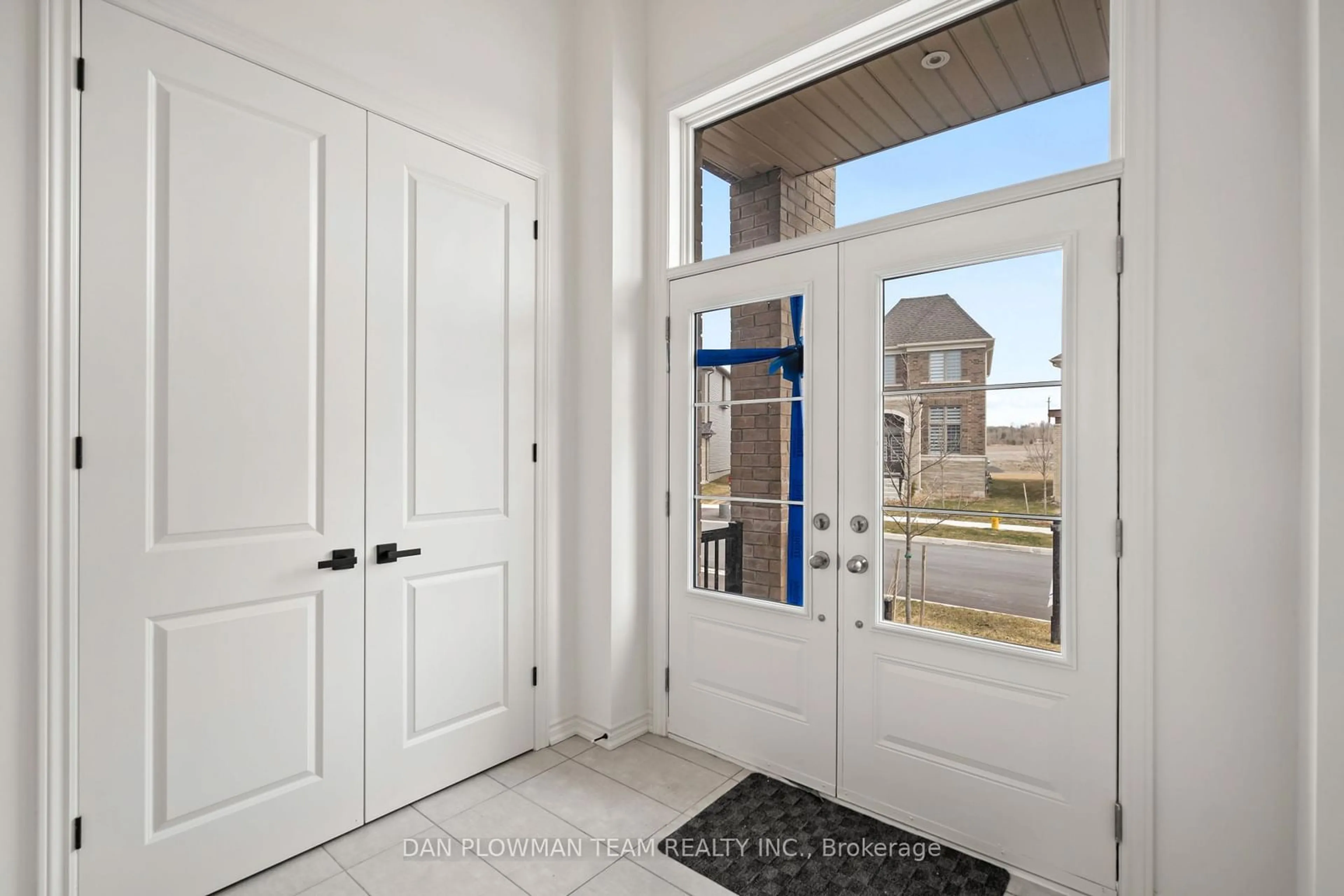 Indoor entryway for 532 Hornbeck St, Cobourg Ontario K9A 4A1