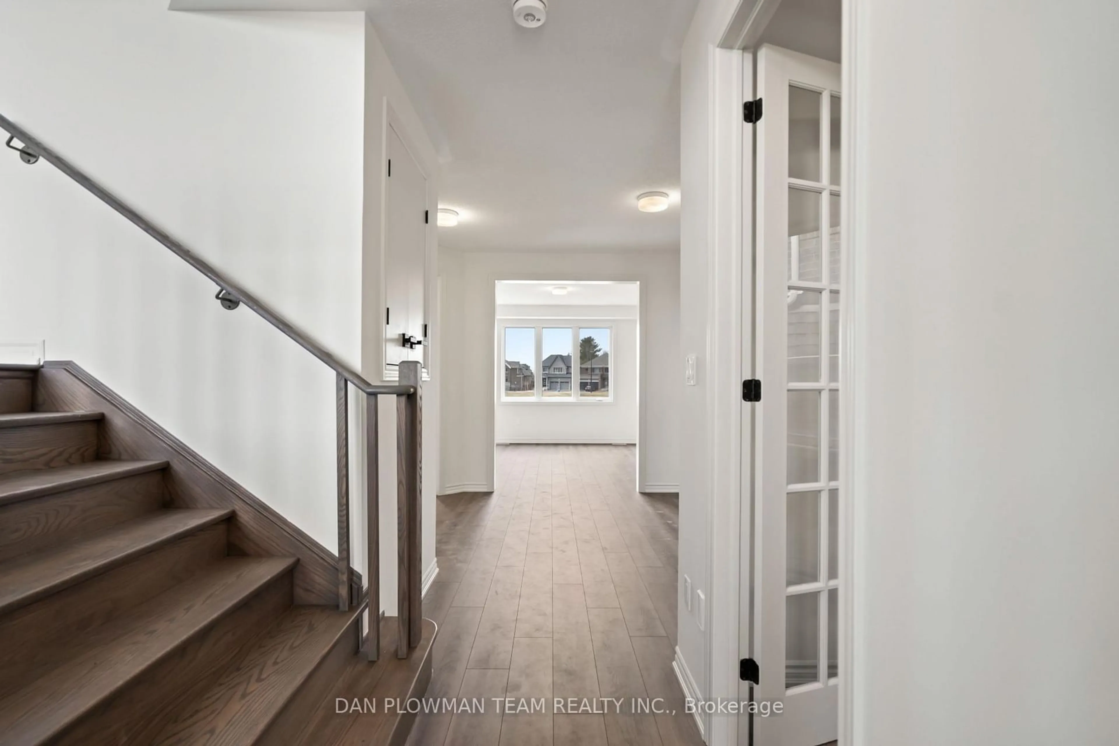 Indoor entryway for 532 Hornbeck St, Cobourg Ontario K9A 4A1