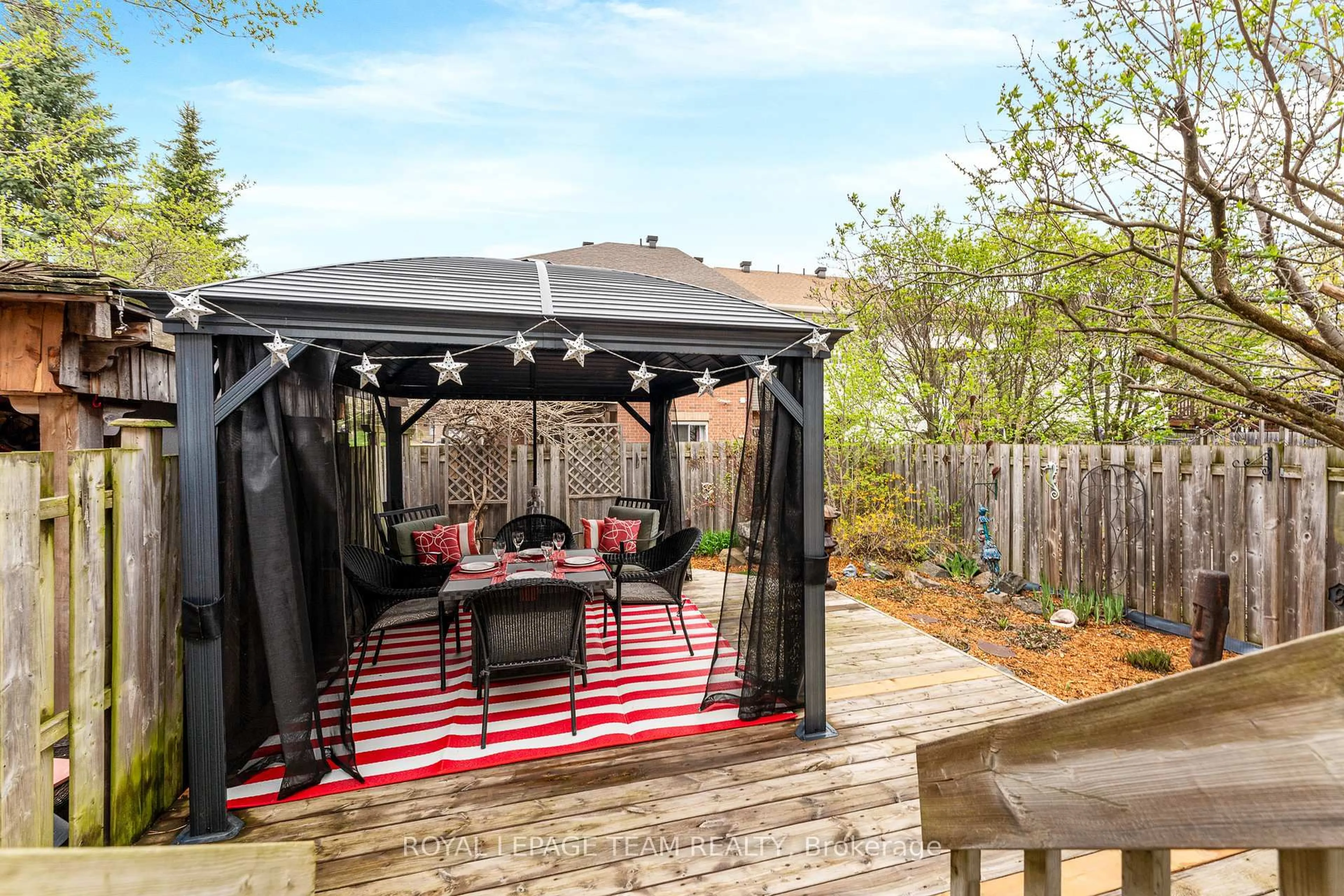 Patio, street for 136 Macassa Circ, Ottawa Ontario K2T 1J7