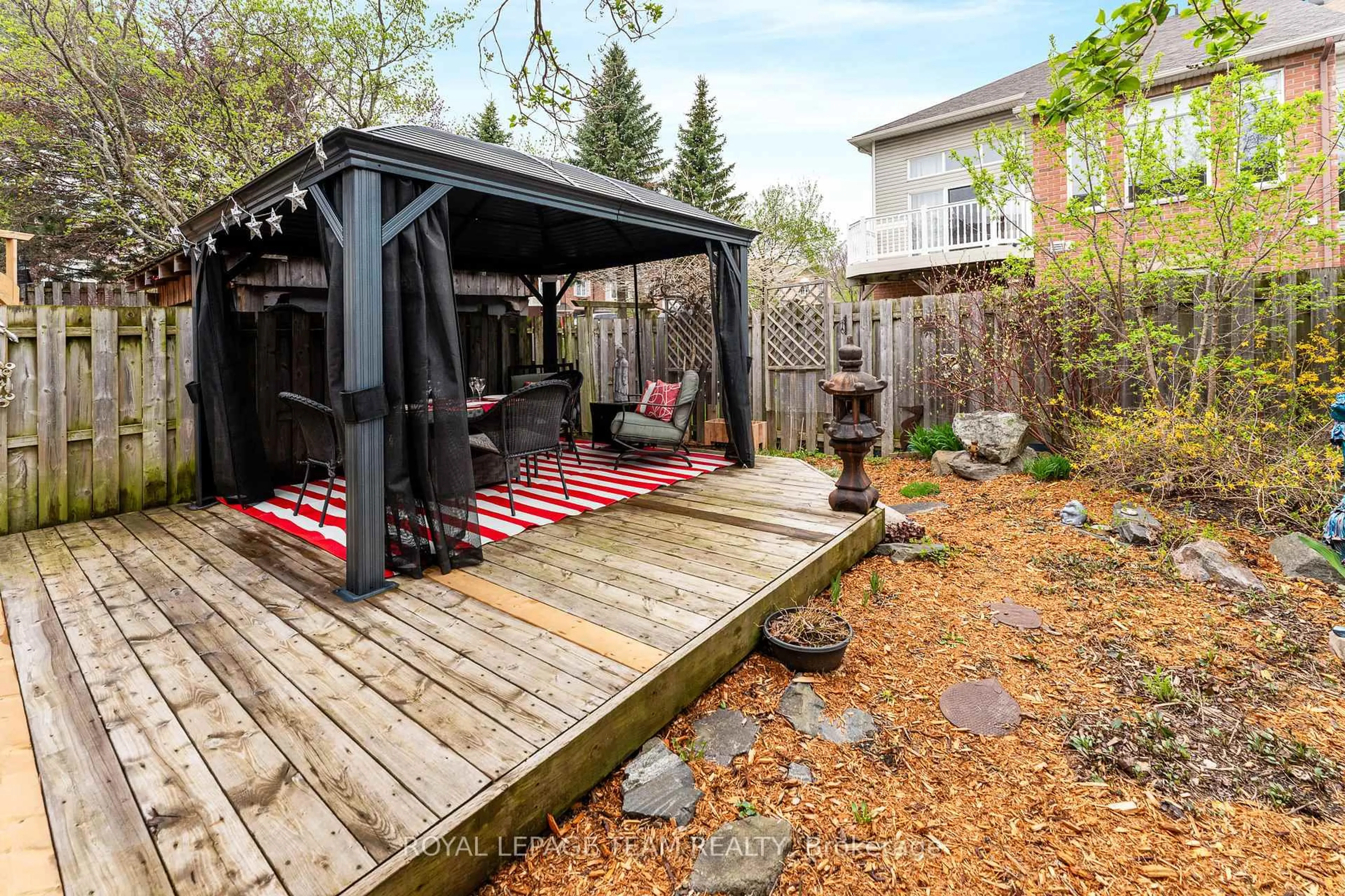 Patio, street for 136 Macassa Circ, Ottawa Ontario K2T 1J7