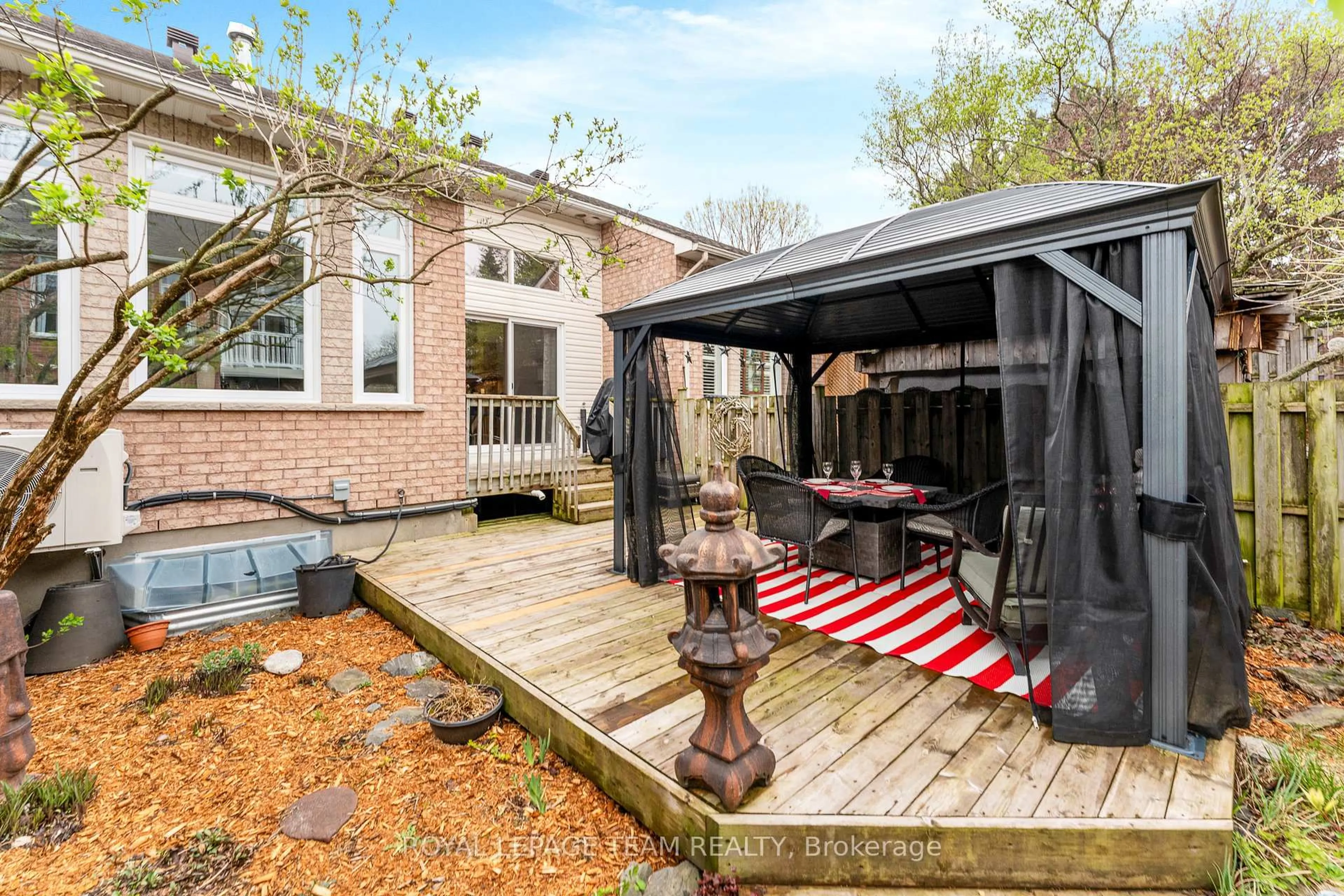 Patio, street for 136 Macassa Circ, Ottawa Ontario K2T 1J7