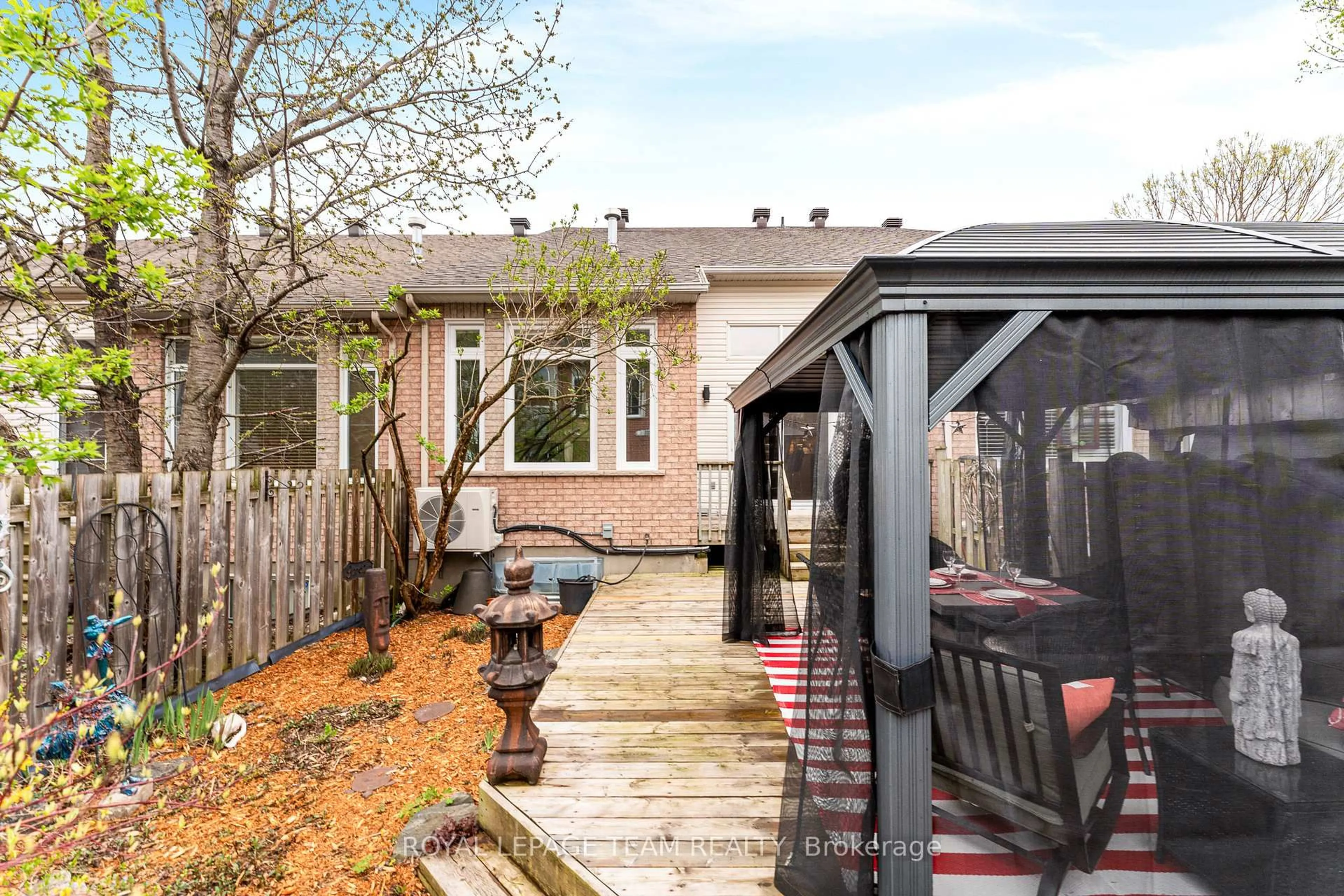 Patio, street for 136 Macassa Circ, Ottawa Ontario K2T 1J7