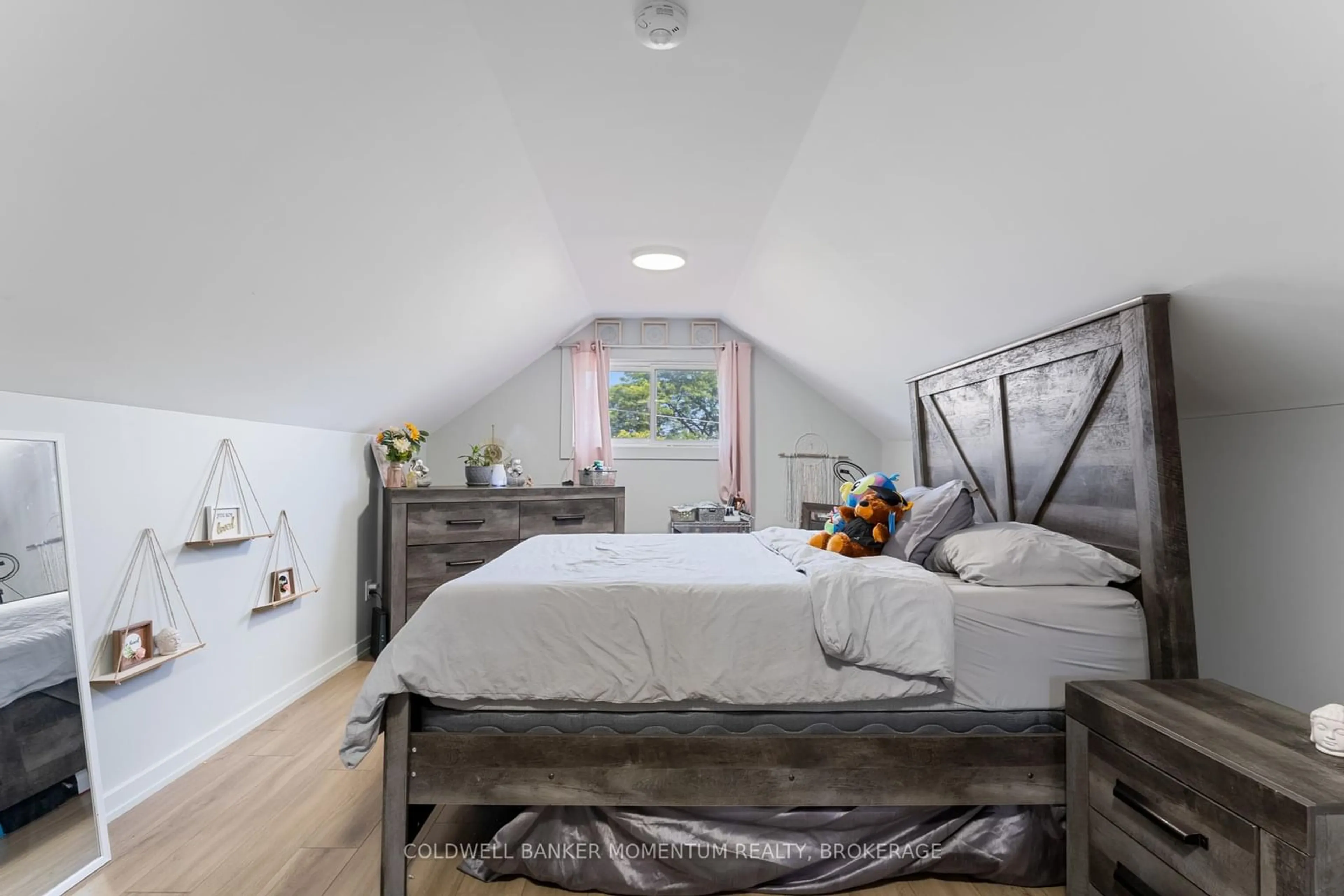 Bedroom with bed, wood/laminate floor for 366 Carlton St, St. Catharines Ontario L2M 4W6