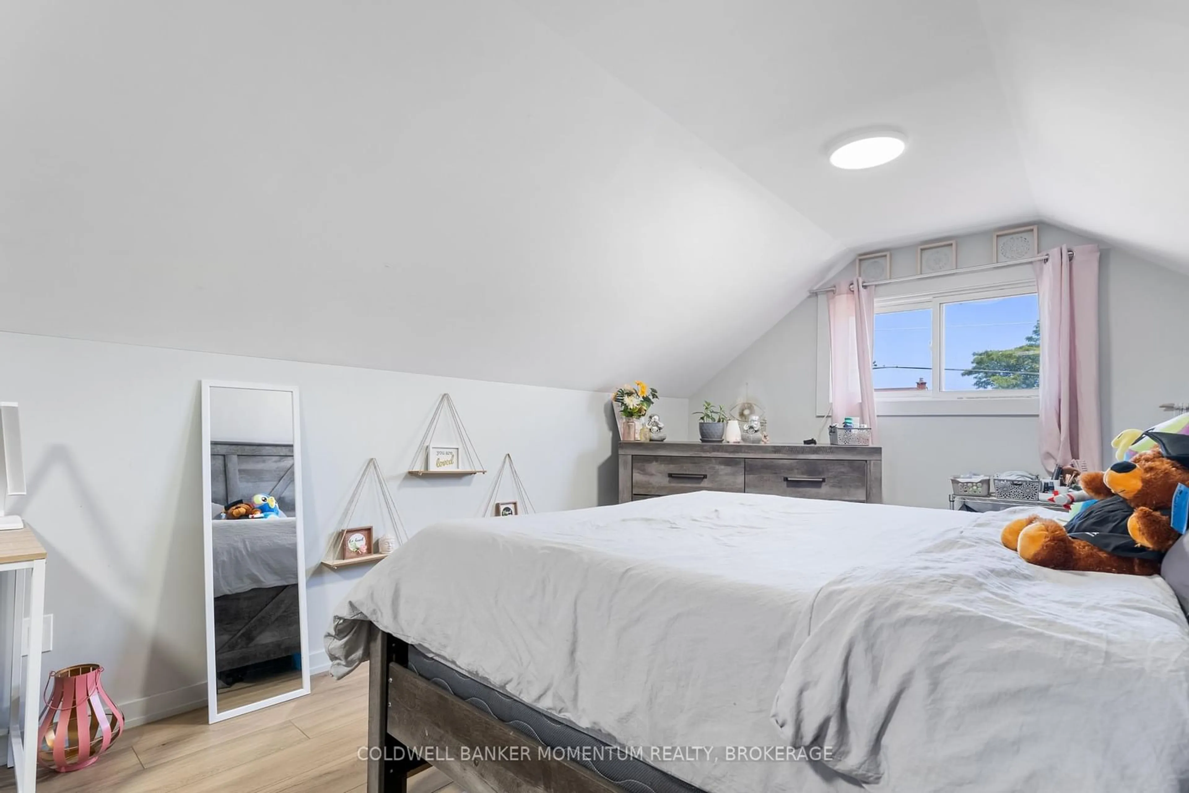 Bedroom with bed, unknown for 366 Carlton St, St. Catharines Ontario L2M 4W6