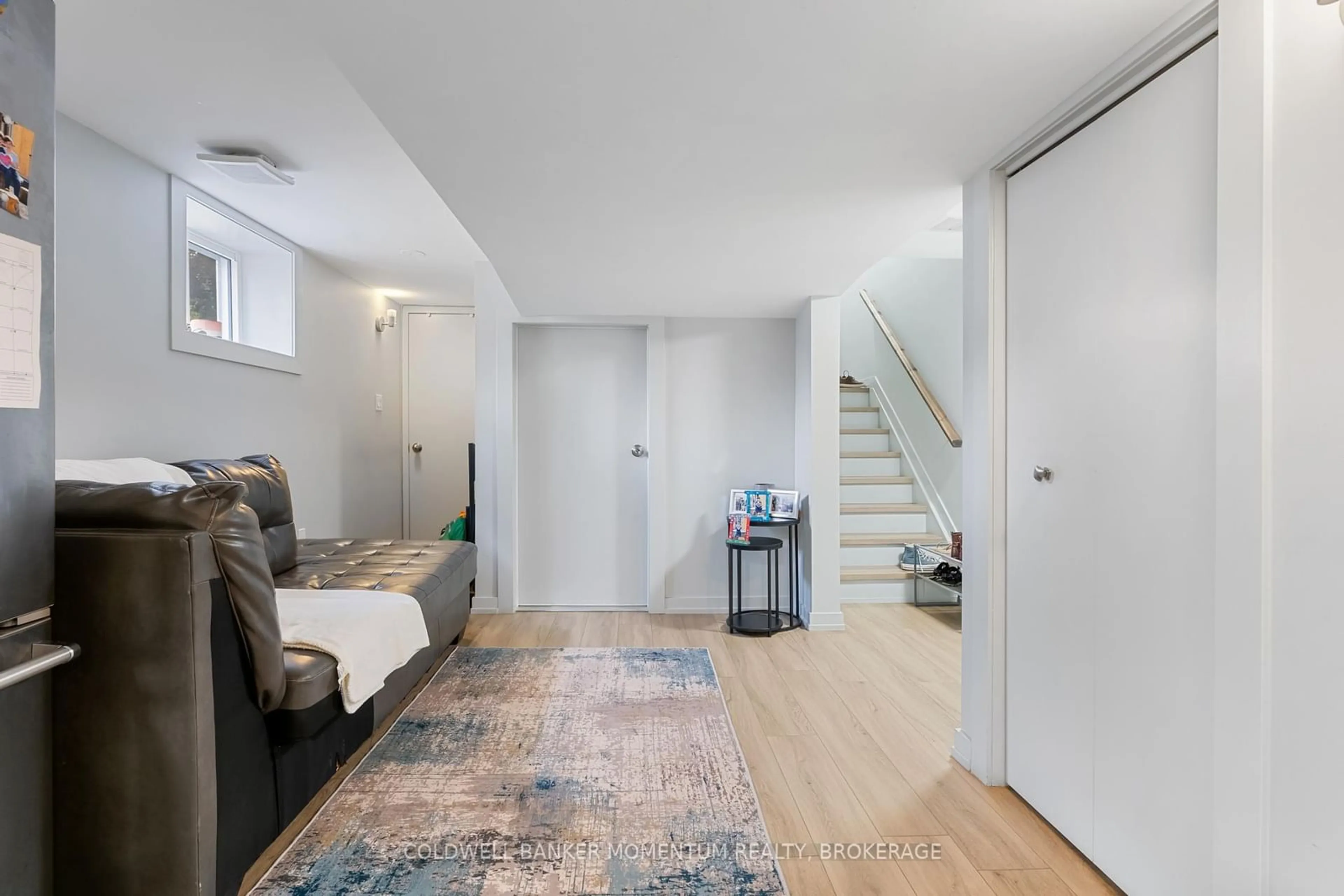 Indoor entryway for 366 Carlton St, St. Catharines Ontario L2M 4W6