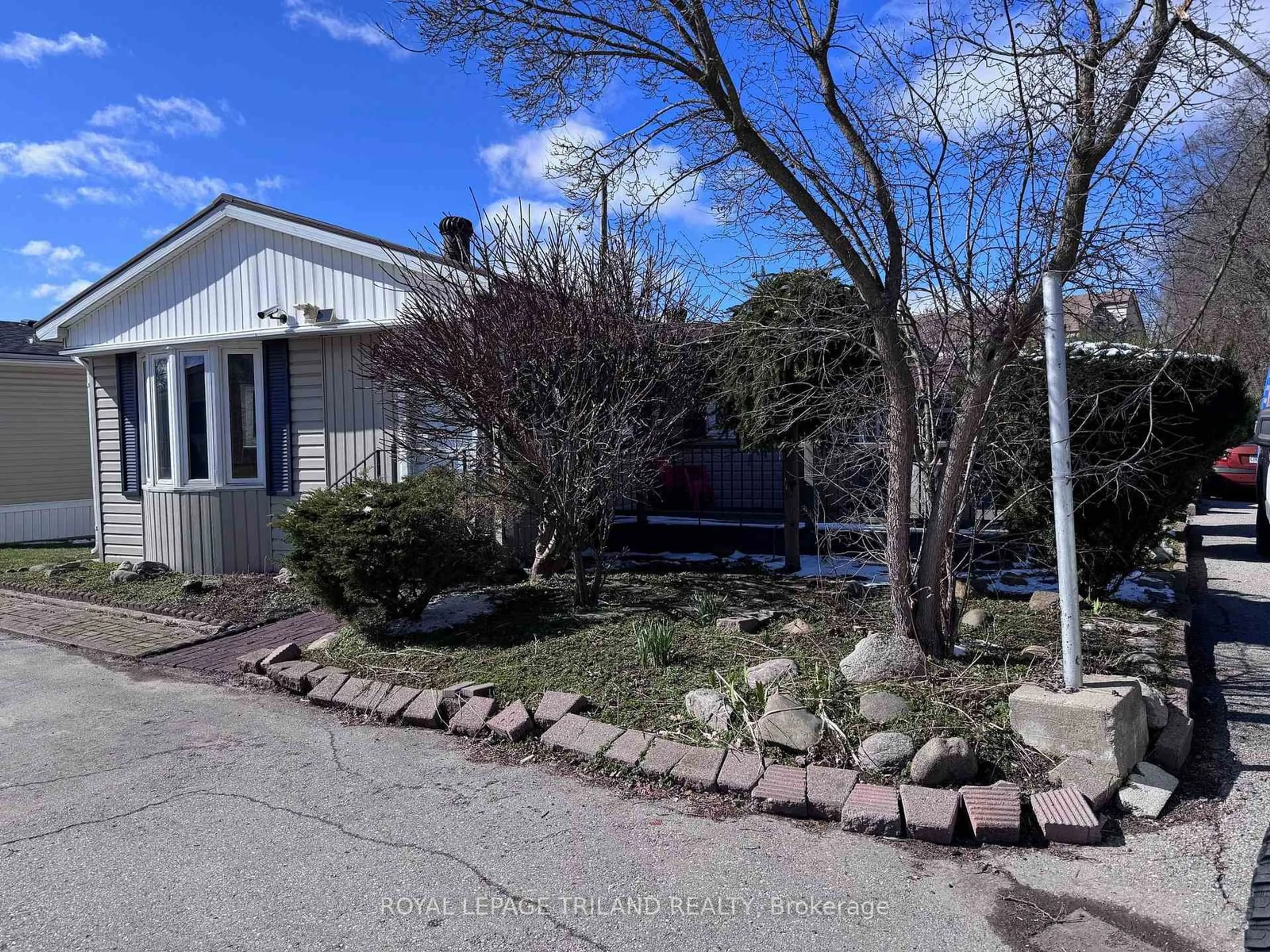 A pic from outside/outdoor area/front of a property/back of a property/a pic from drone, unknown for 198 Springbank Dr #86, London South Ontario N6J 1G1