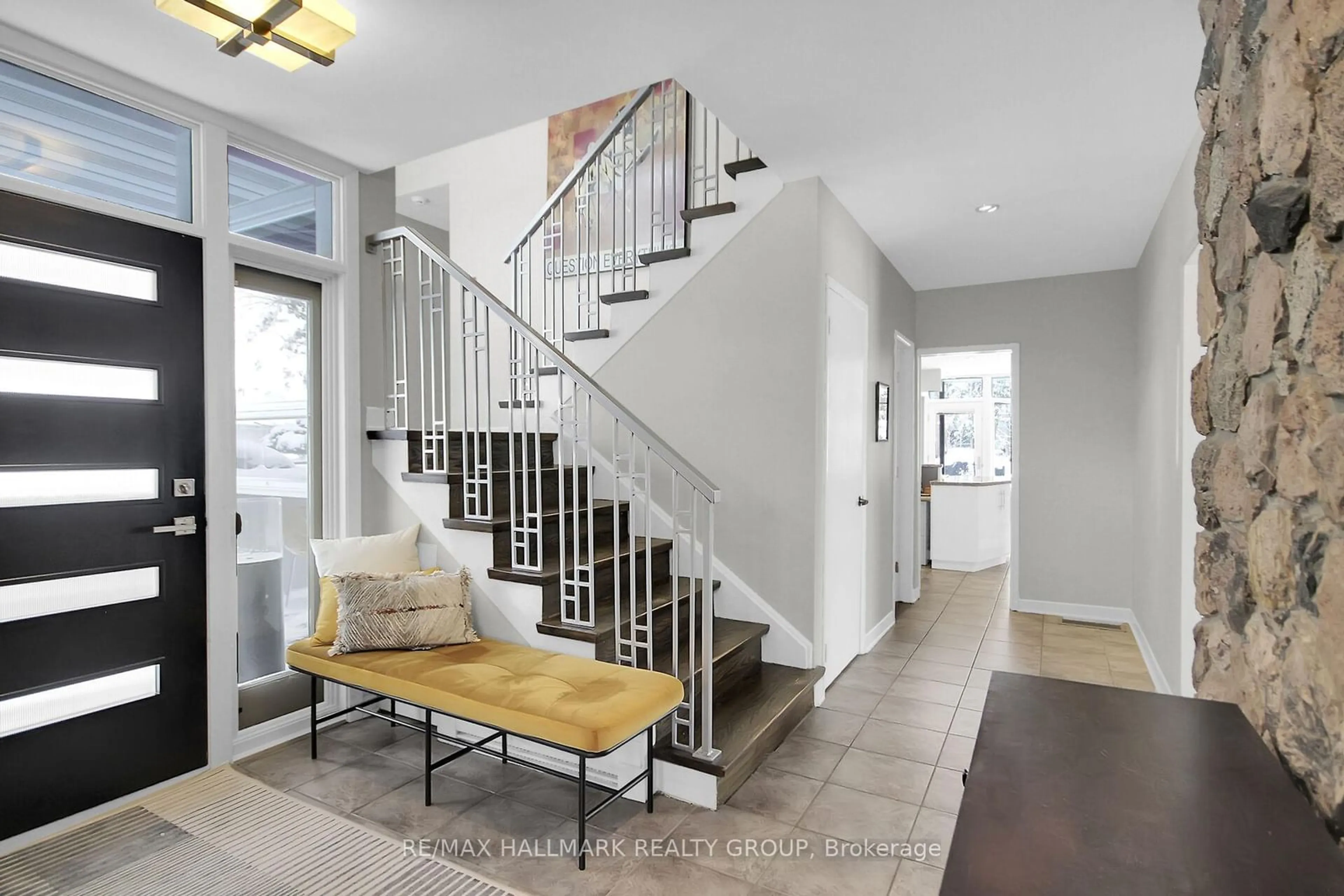 Indoor entryway for 10 Qualicum St, Ottawa Ontario K2H 7G8