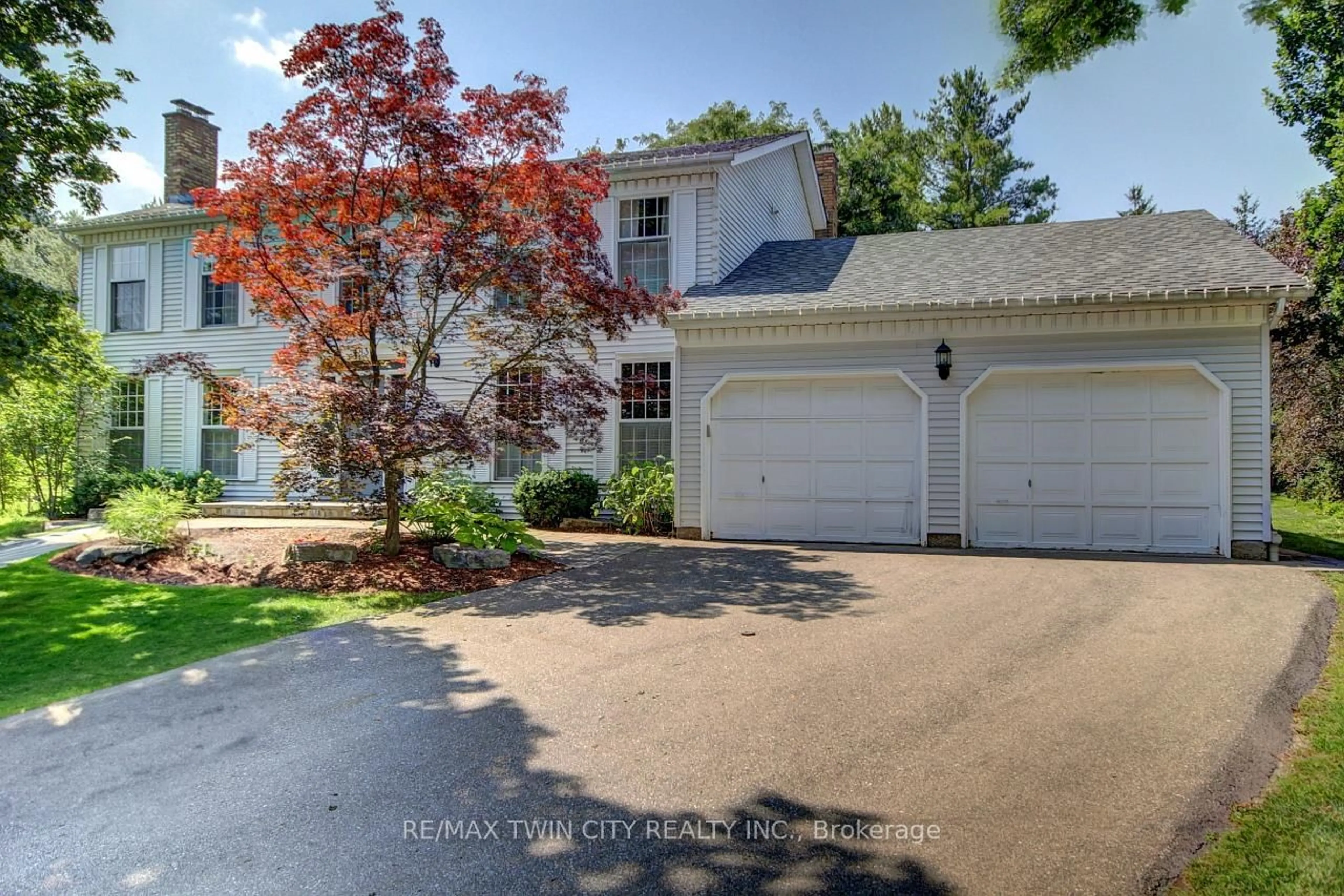 A pic from outside/outdoor area/front of a property/back of a property/a pic from drone, street for 483 Alexmuir Pl, Waterloo Ontario N2T 1S5