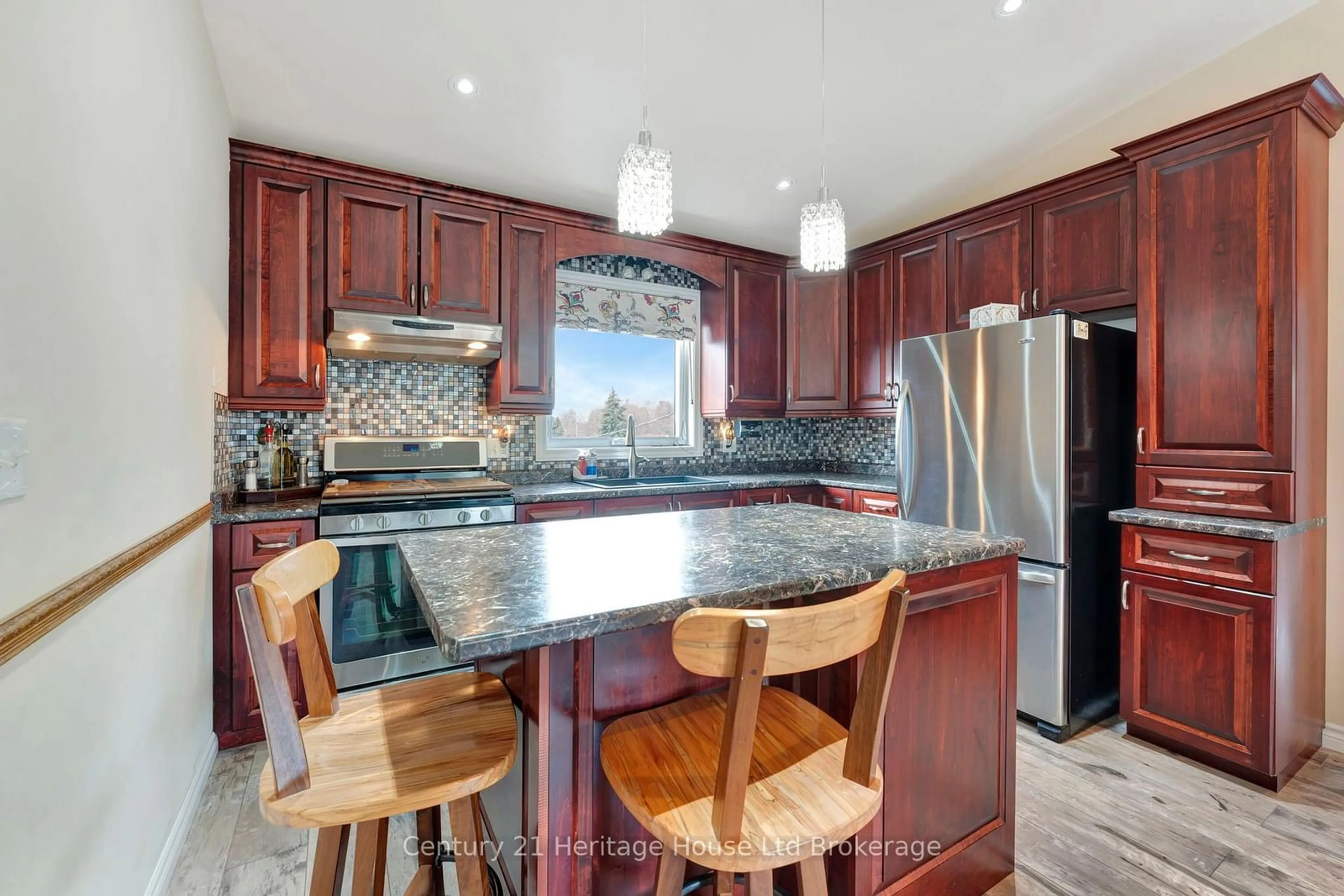 Open concept kitchen, ceramic/tile floor for 817 Kensington St, Woodstock Ontario N4S 5L7
