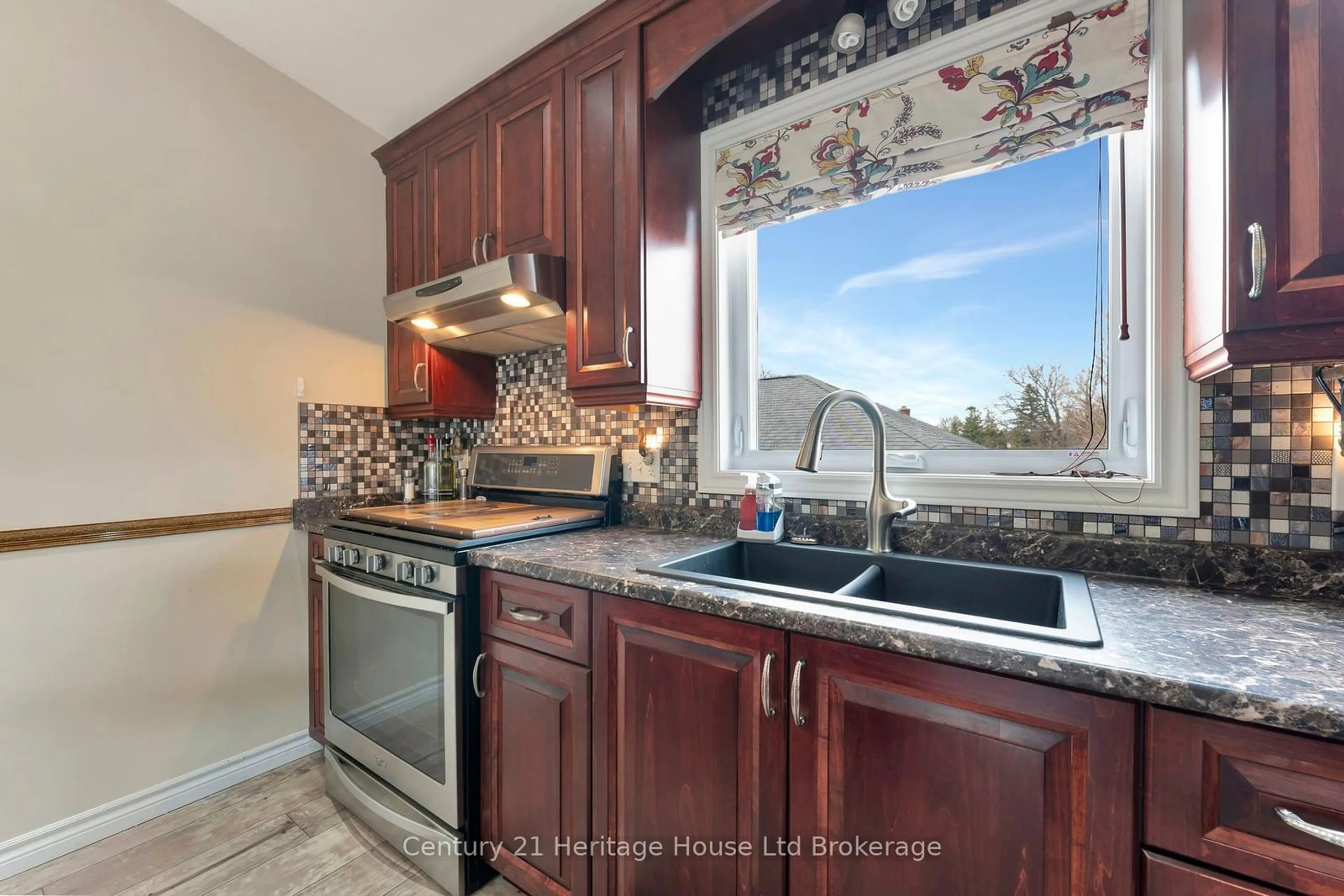 Standard kitchen, ceramic/tile floor for 817 Kensington St, Woodstock Ontario N4S 5L7