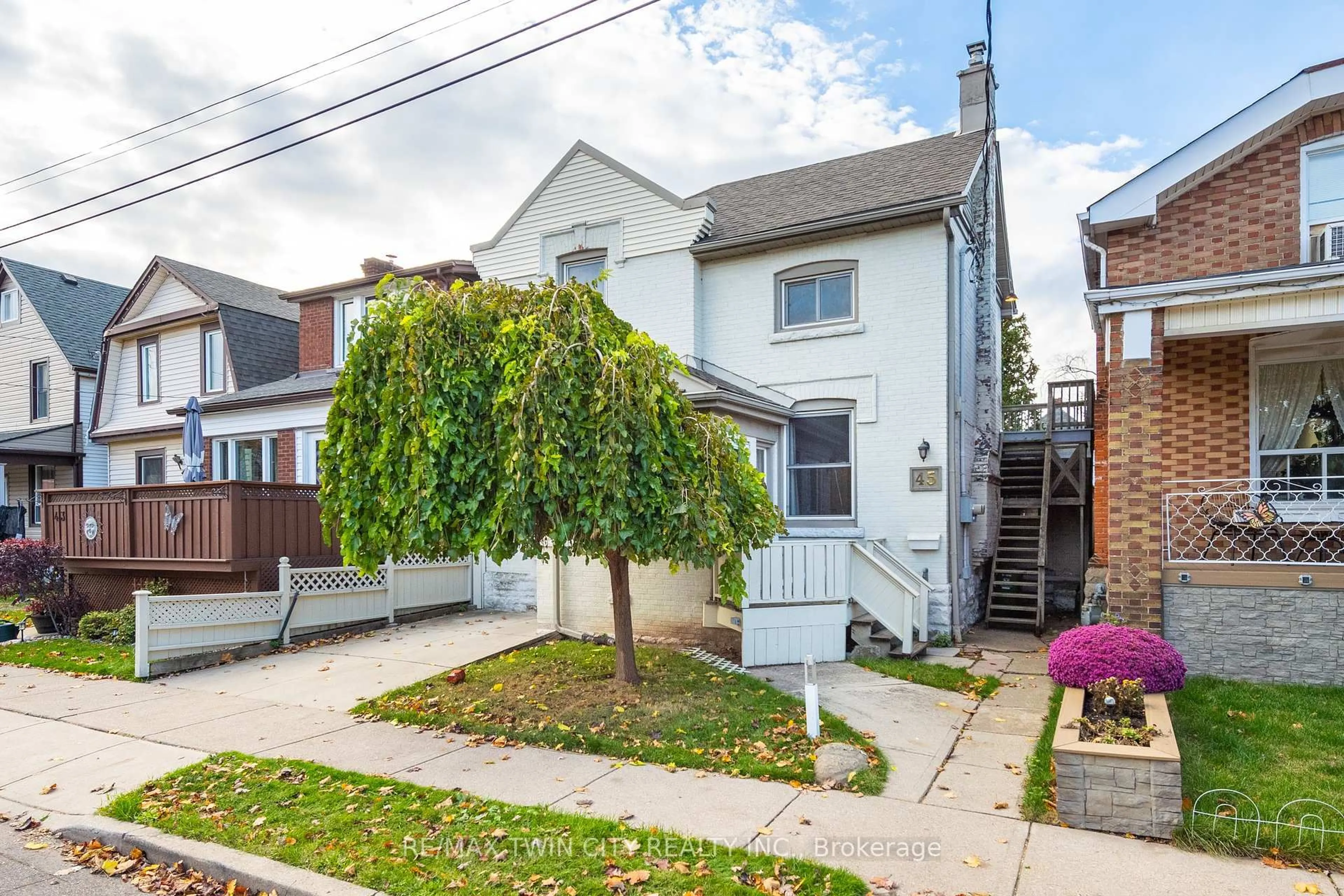 A pic from outside/outdoor area/front of a property/back of a property/a pic from drone, street for 45 East Bend Ave, Hamilton Ontario L8L 7E1