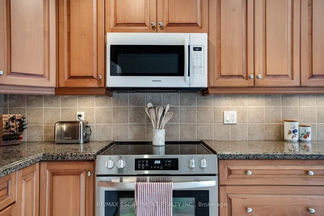 Additional property image - 70 Bridgeport Cres