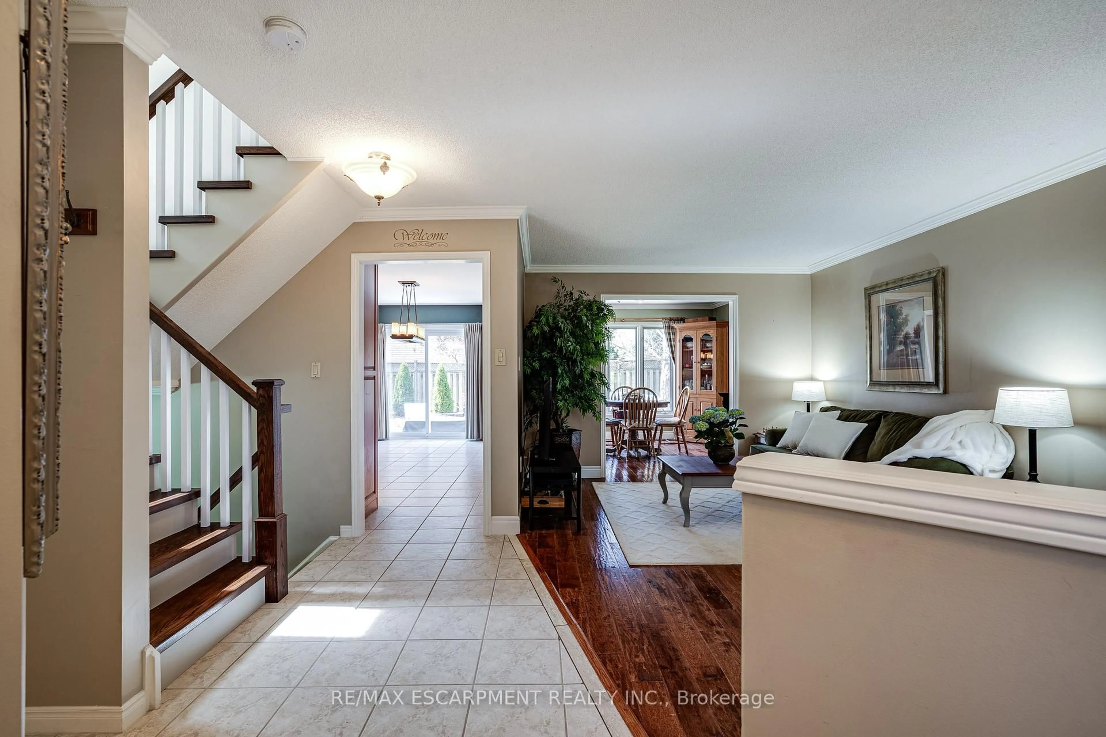 Indoor entryway for 70 Bridgeport Cres, Hamilton Ontario L9K 1K4