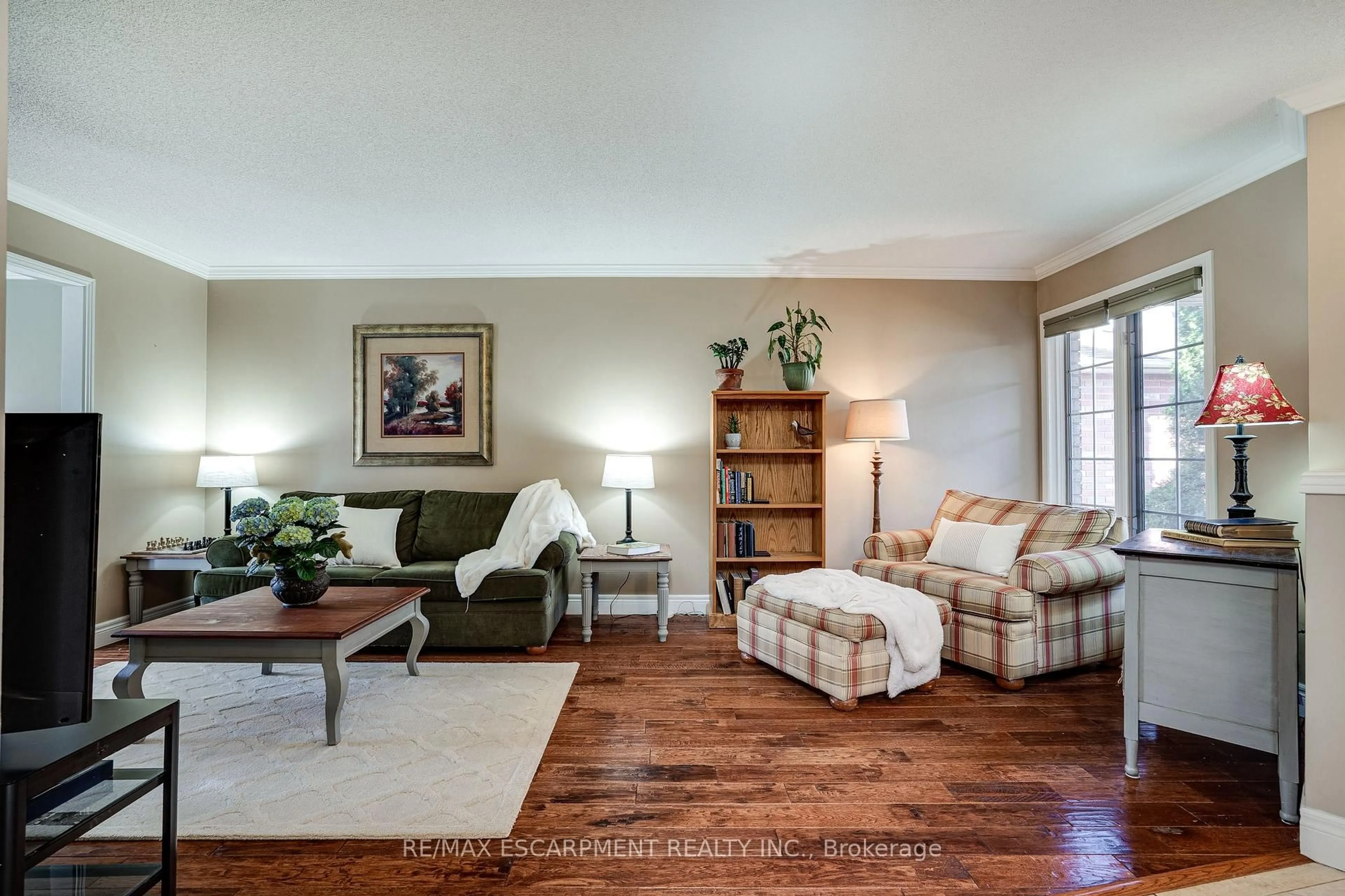 Living room with furniture, wood/laminate floor for 70 Bridgeport Cres, Hamilton Ontario L9K 1K4