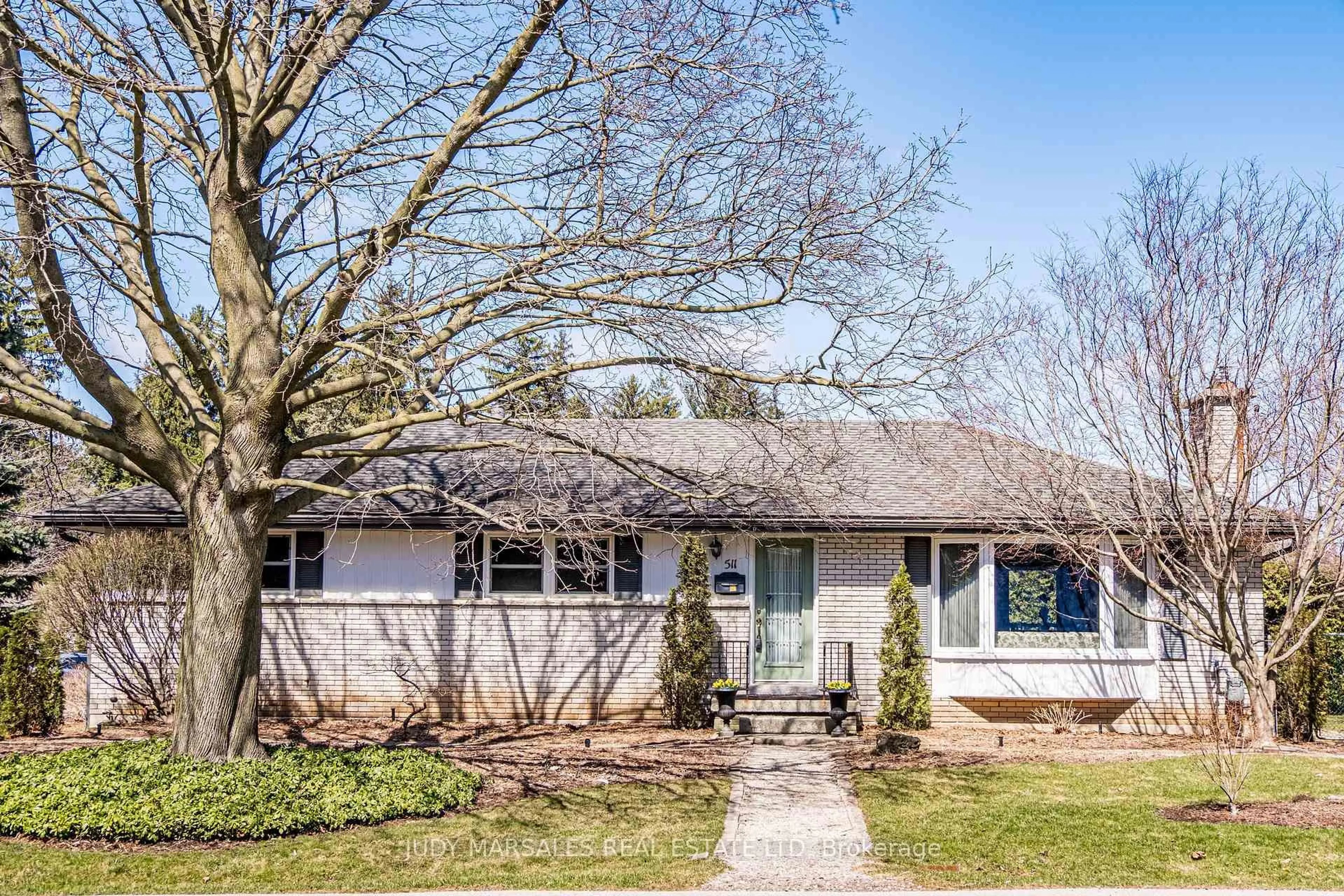 Home with vinyl exterior material, street for 511 Dorval Dr, Hamilton Ontario L9G 2P3