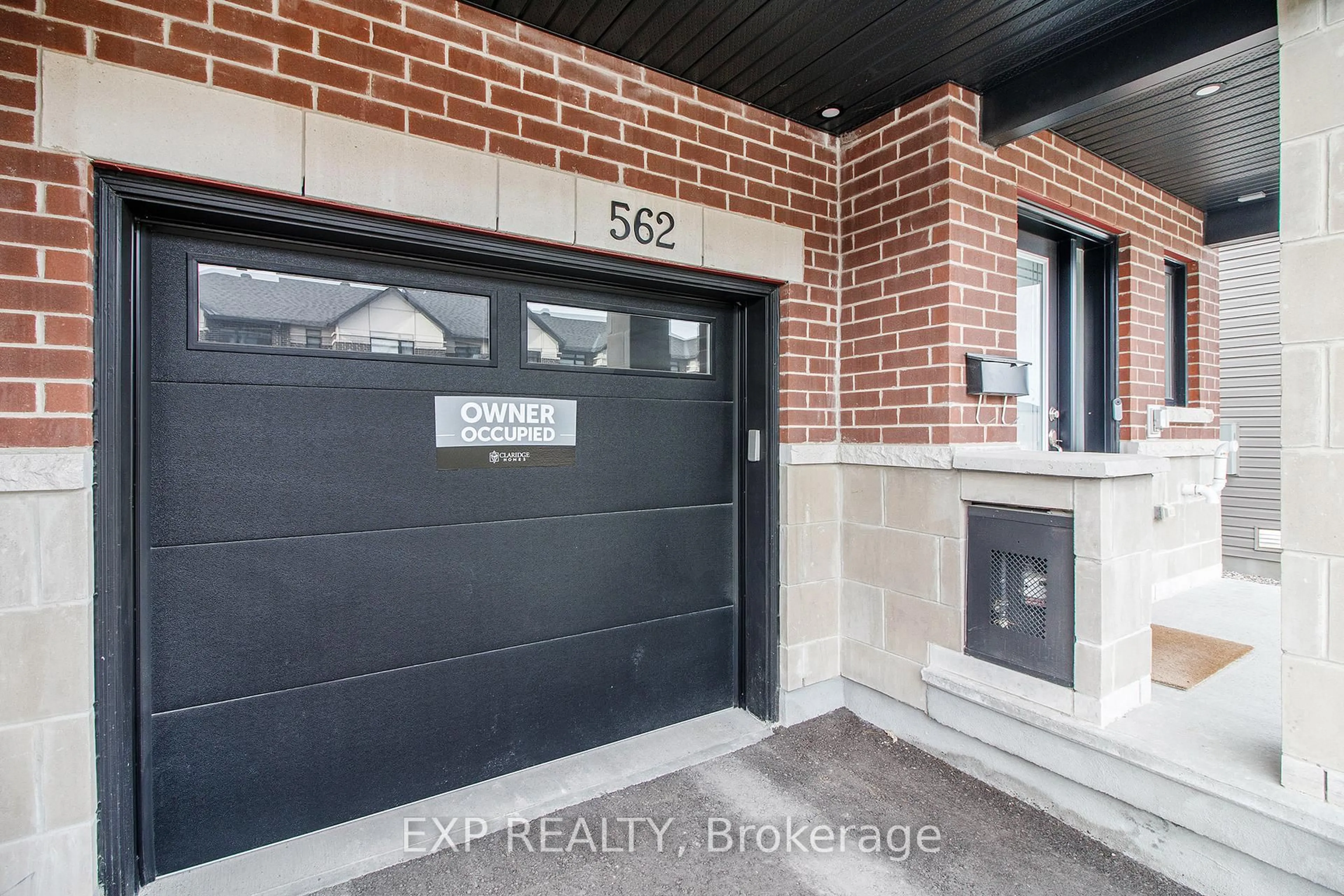Indoor entryway for 562 Tahoe Hts, Ottawa Ontario K1T 0X5