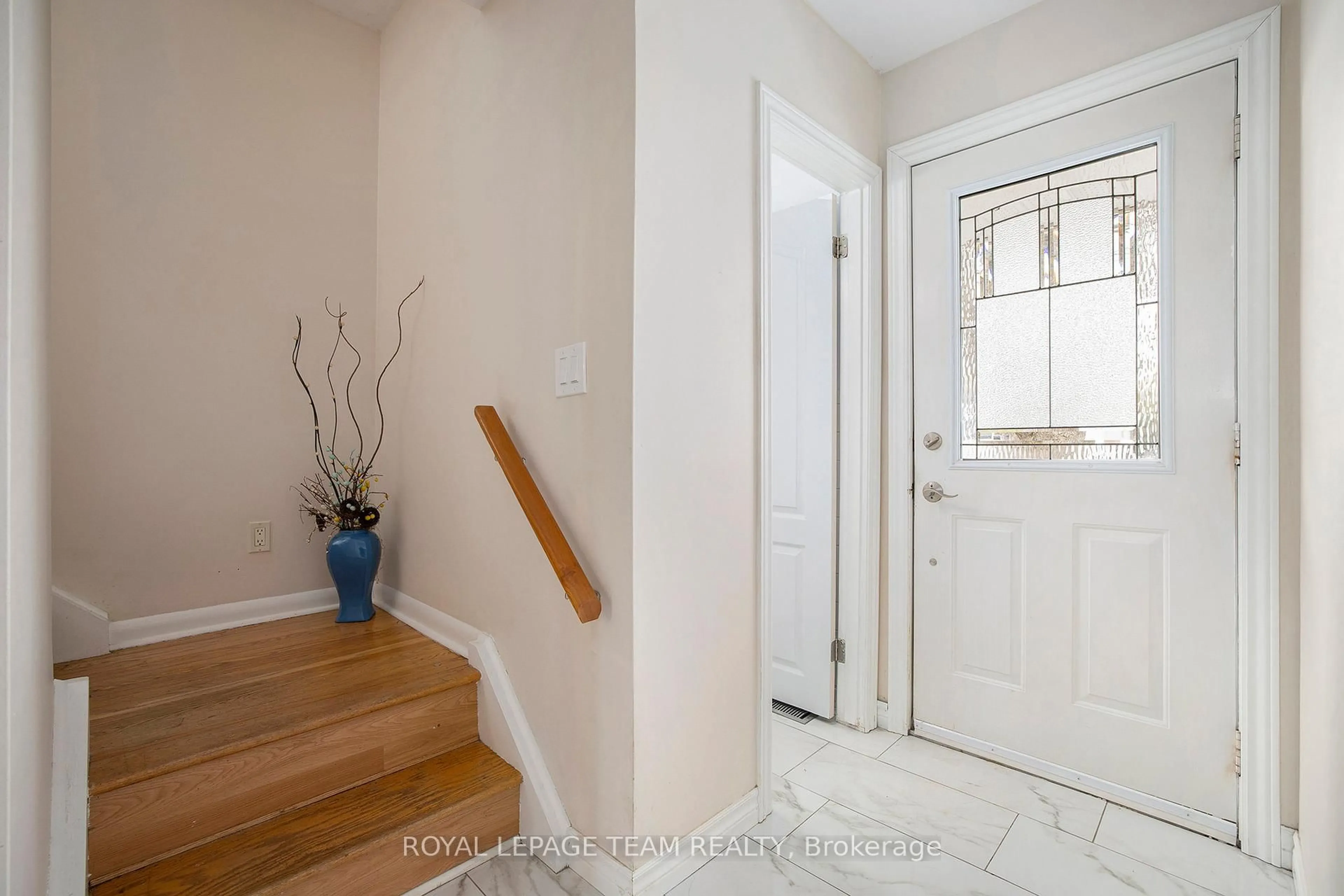 Indoor entryway for 209 Reynolds Dr, Brockville Ontario K6V 1X8