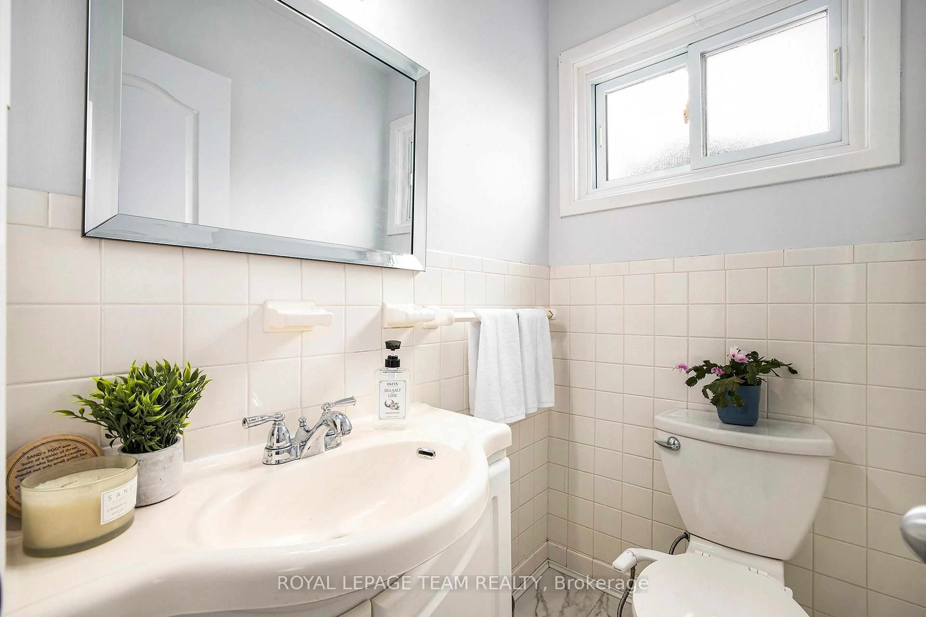 Standard bathroom, ceramic/tile floor for 209 Reynolds Dr, Brockville Ontario K6V 1X8