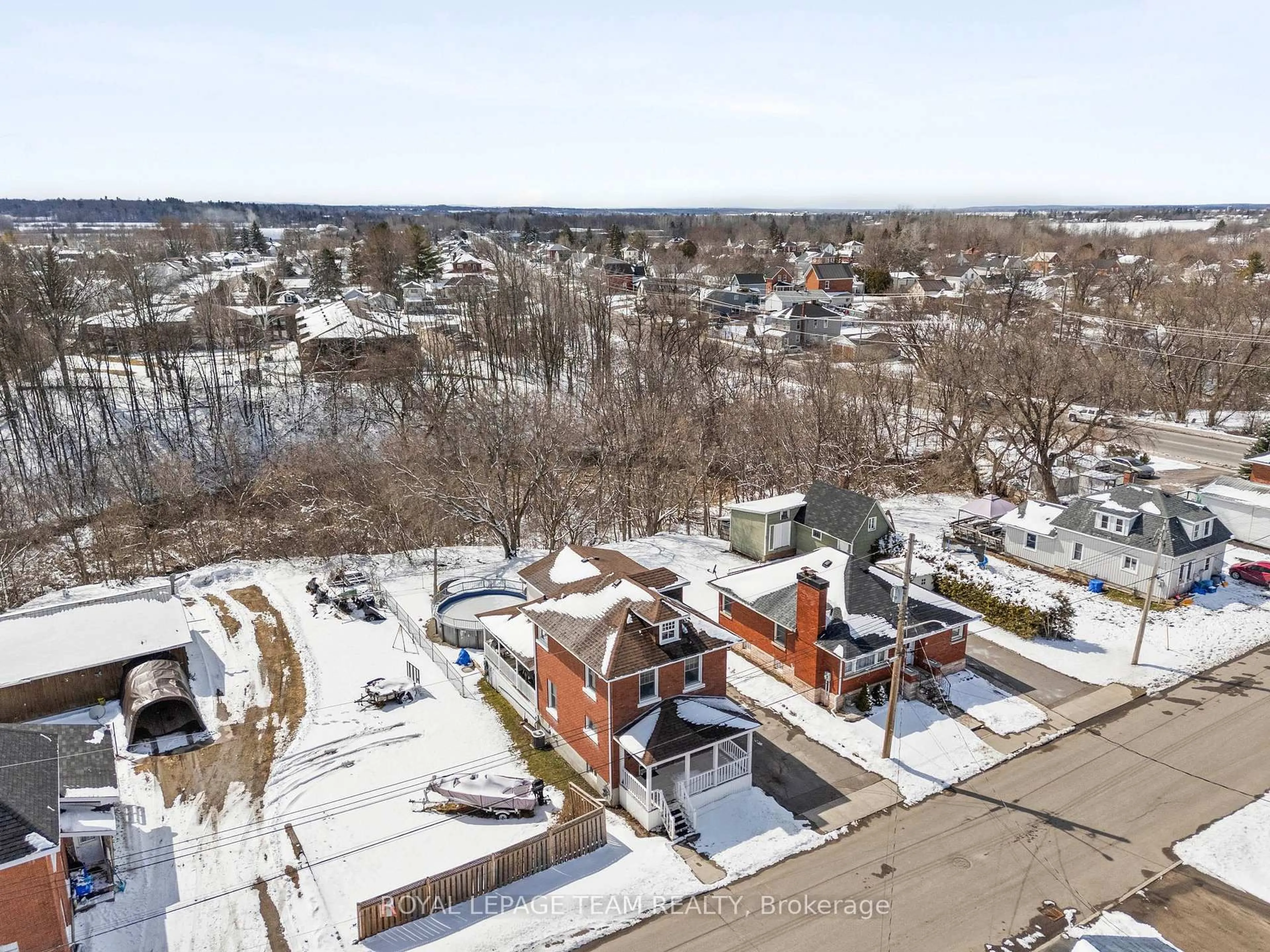 A pic from outside/outdoor area/front of a property/back of a property/a pic from drone, unknown for 28 Bank St, Renfrew Ontario K7V 2C9
