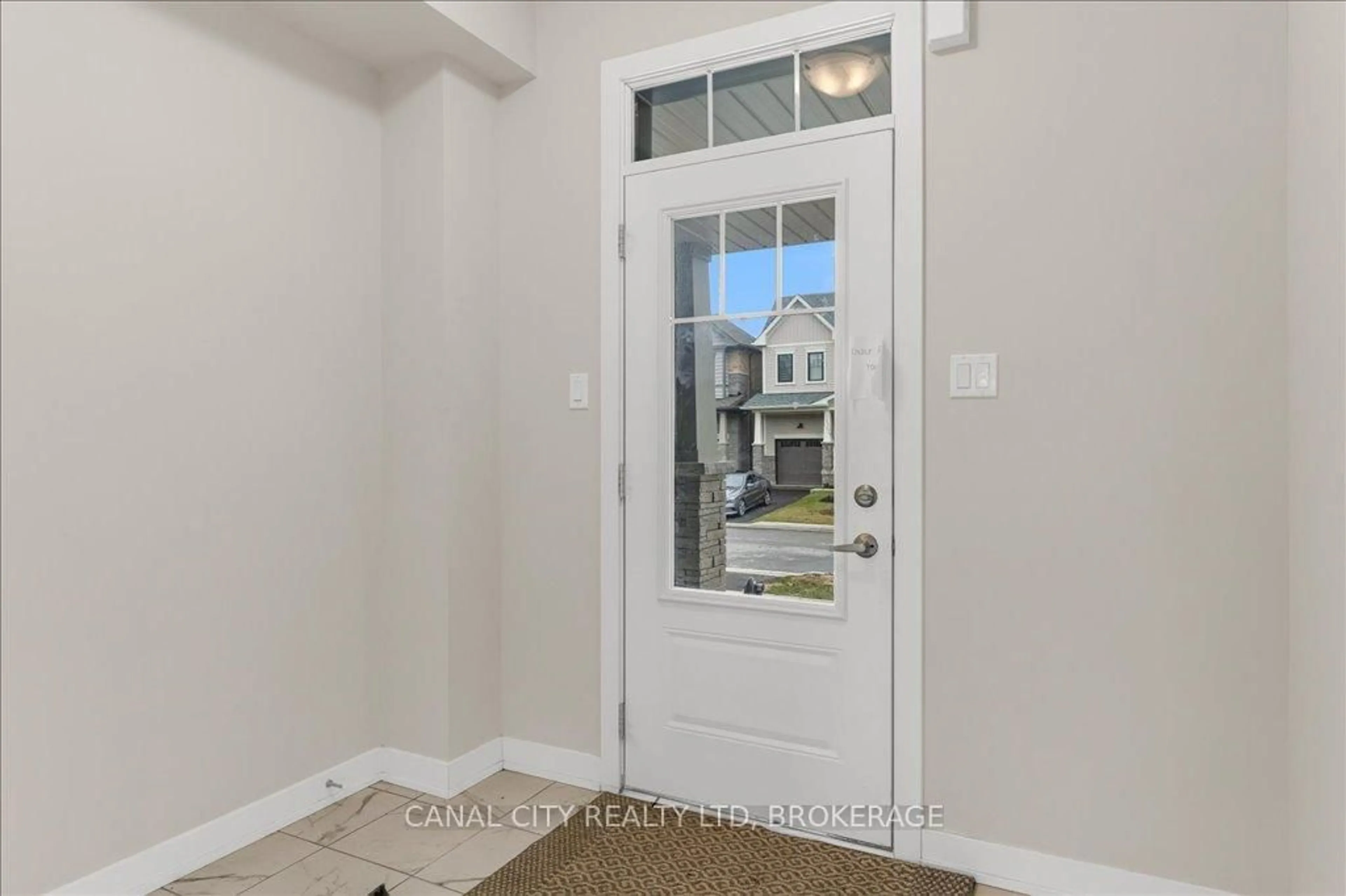 Indoor entryway for 52 Keelson St, Welland Ontario L3B 0M4