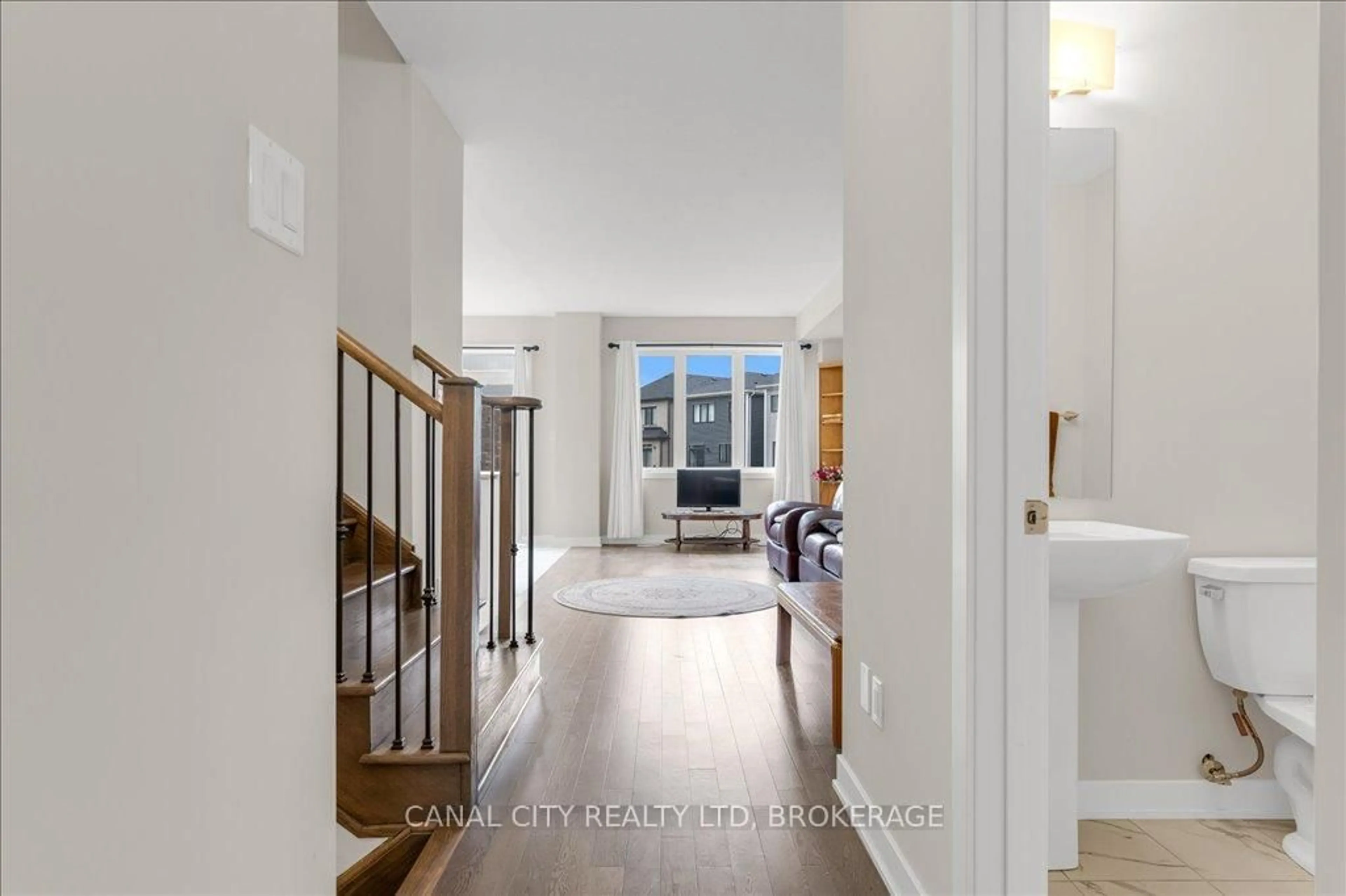 Indoor entryway for 52 Keelson St, Welland Ontario L3B 0M4