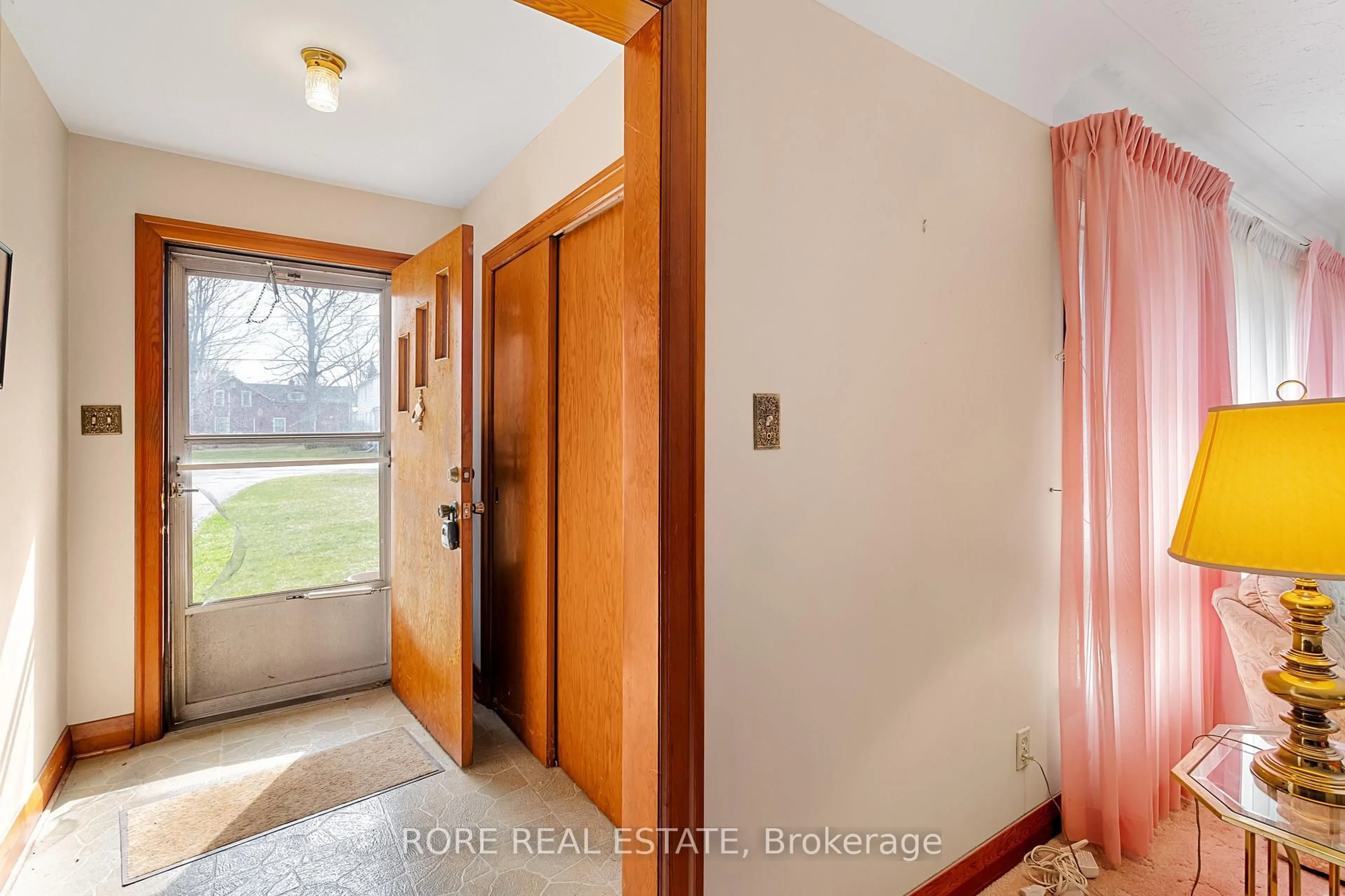 Indoor entryway for 707 Ridge Rd, Fort Erie Ontario L0S 1N0
