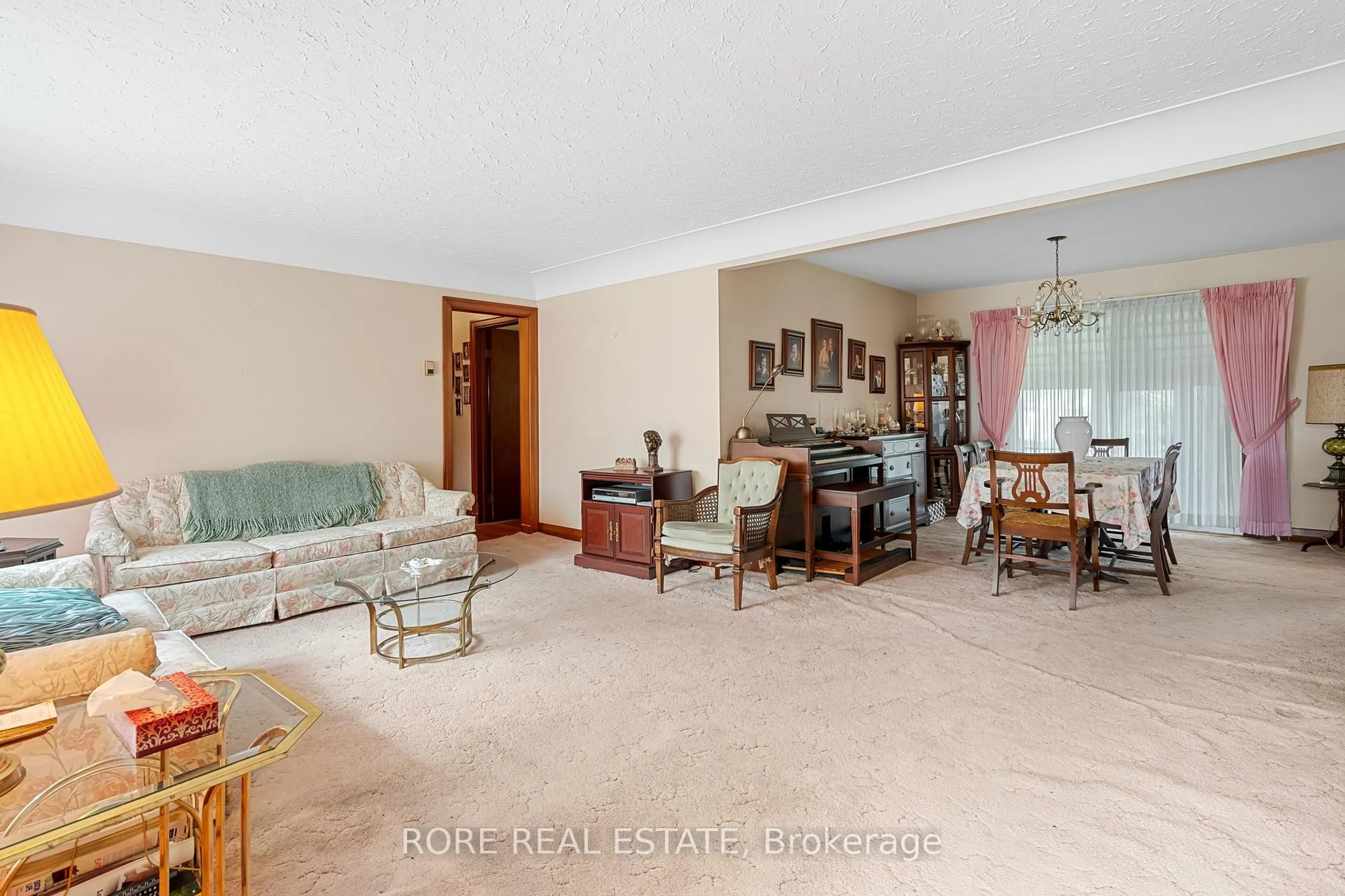 Living room with furniture, unknown for 707 Ridge Rd, Fort Erie Ontario L0S 1N0