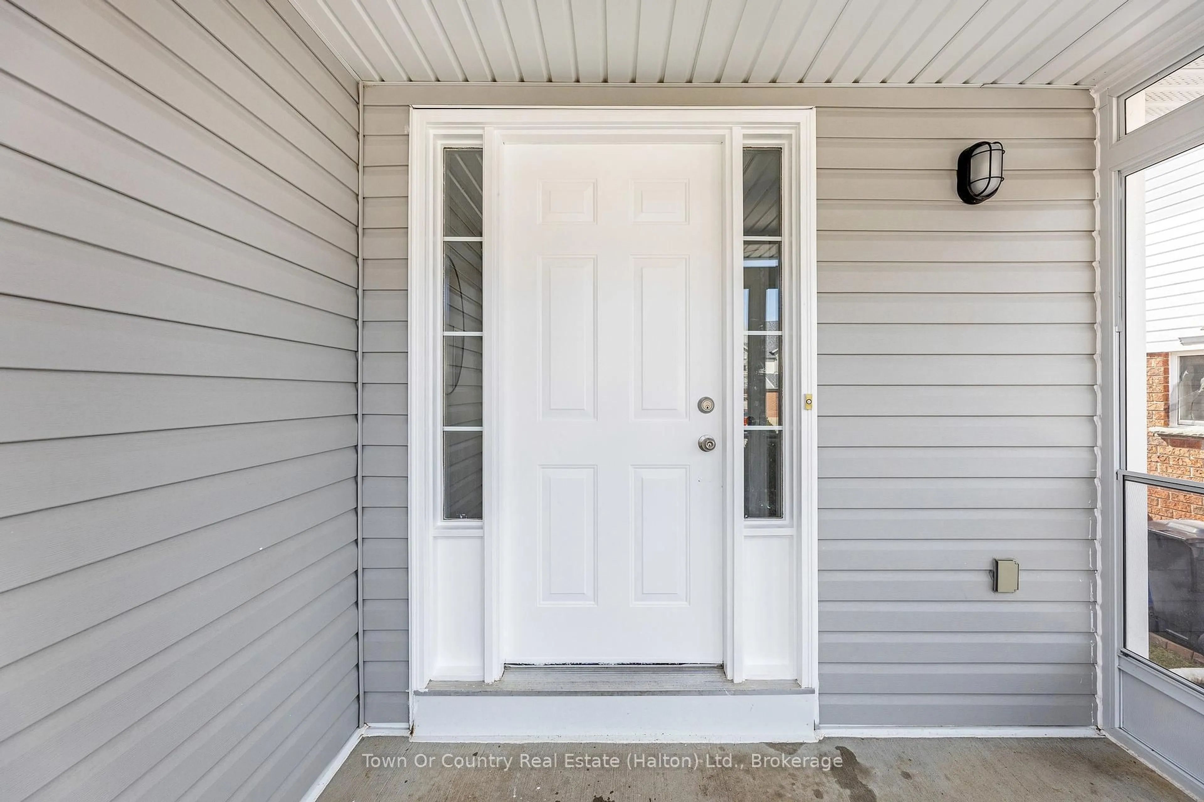 Indoor entryway for 10 Kearney St, Guelph Ontario N1E 7H2